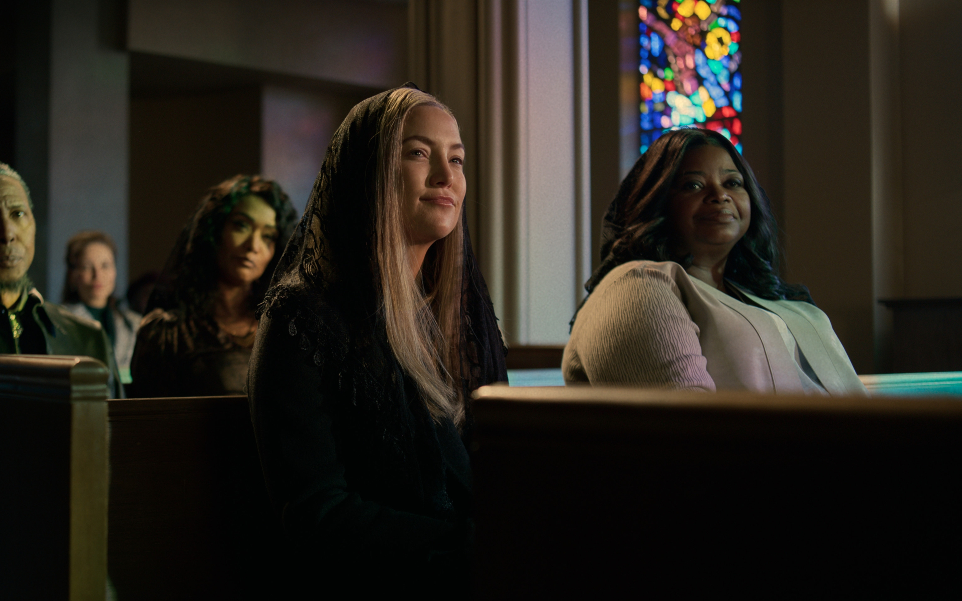 Truth Be Told: Octavia Spencer and Kate Hudson in church HD Wallpaper