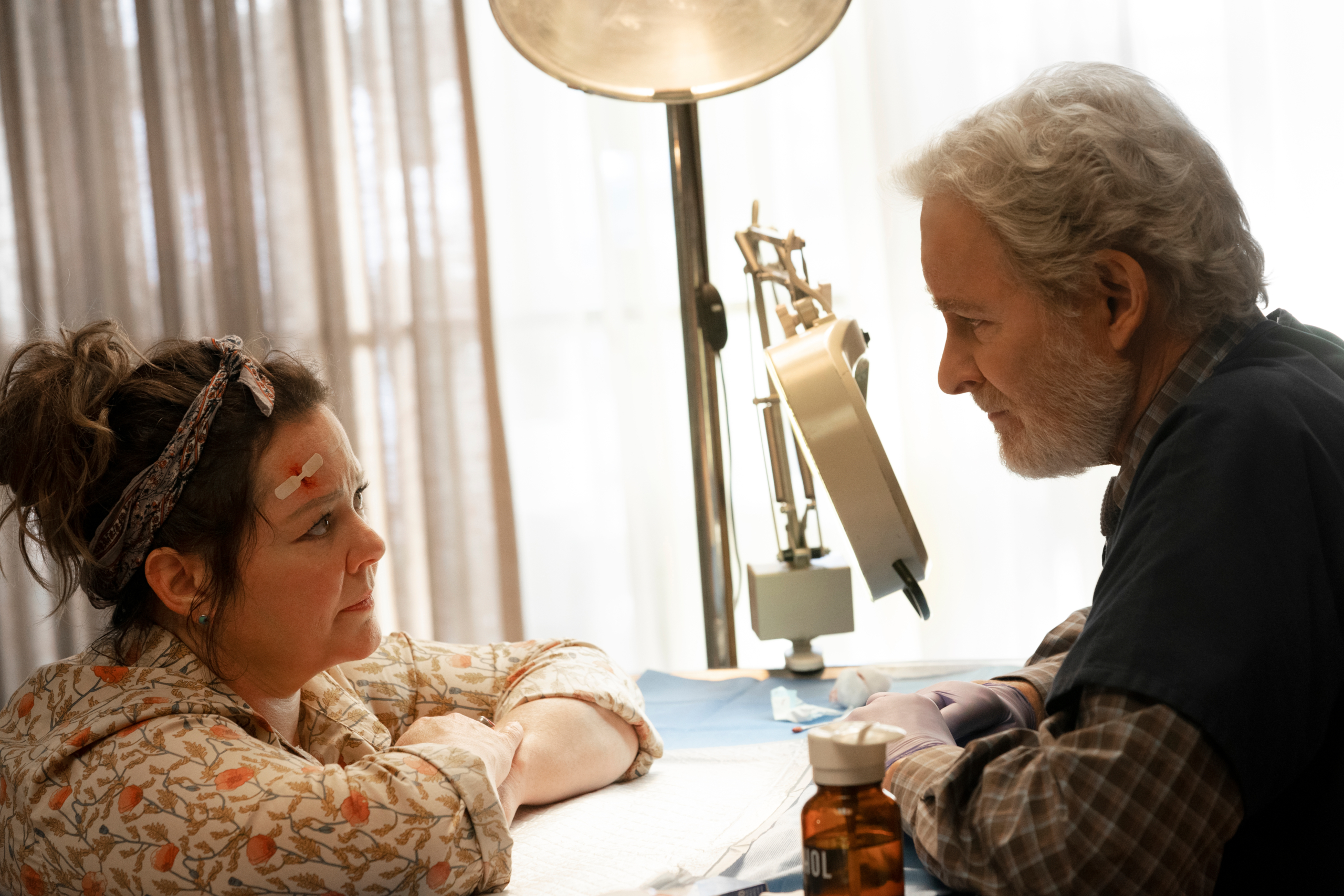 Melissa McCarthy with bandage and Kevin Kline in The Starling HD Wallpaper