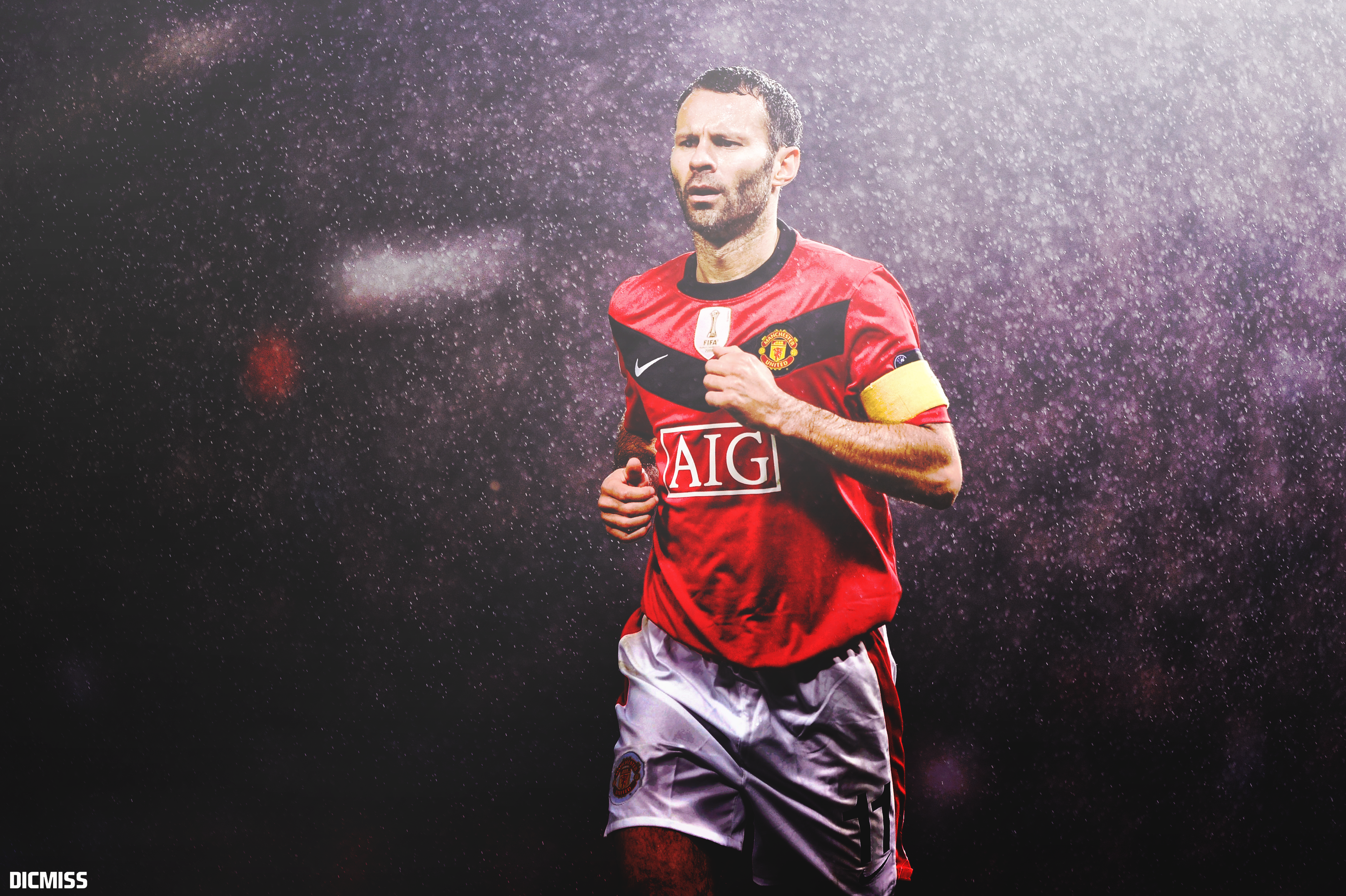 Ryan Giggs playing for Manchester United in the rain HD Wallpaper