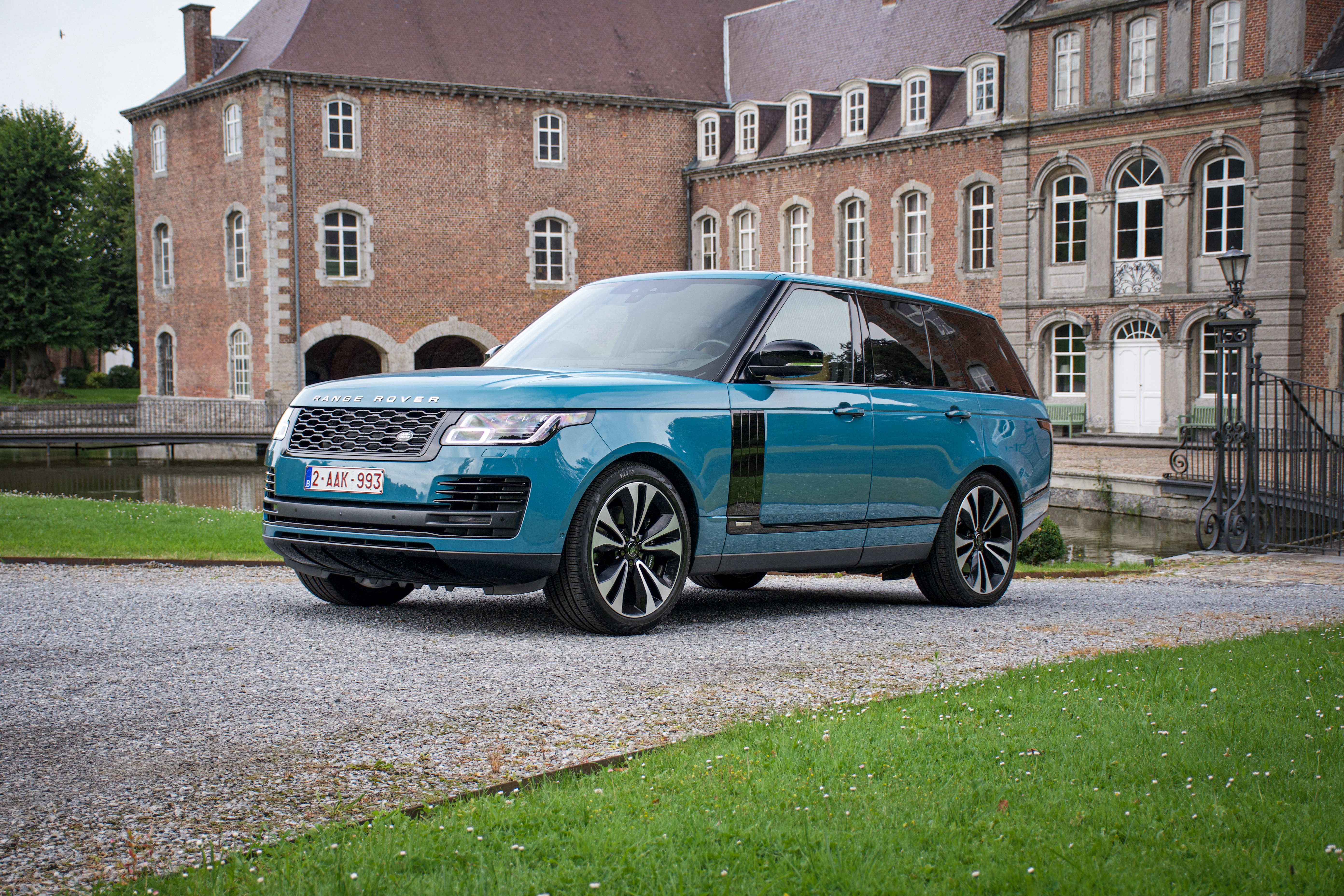 Blue Range Rover Autobiography "Fifty" at a grand estate HD Wallpaper