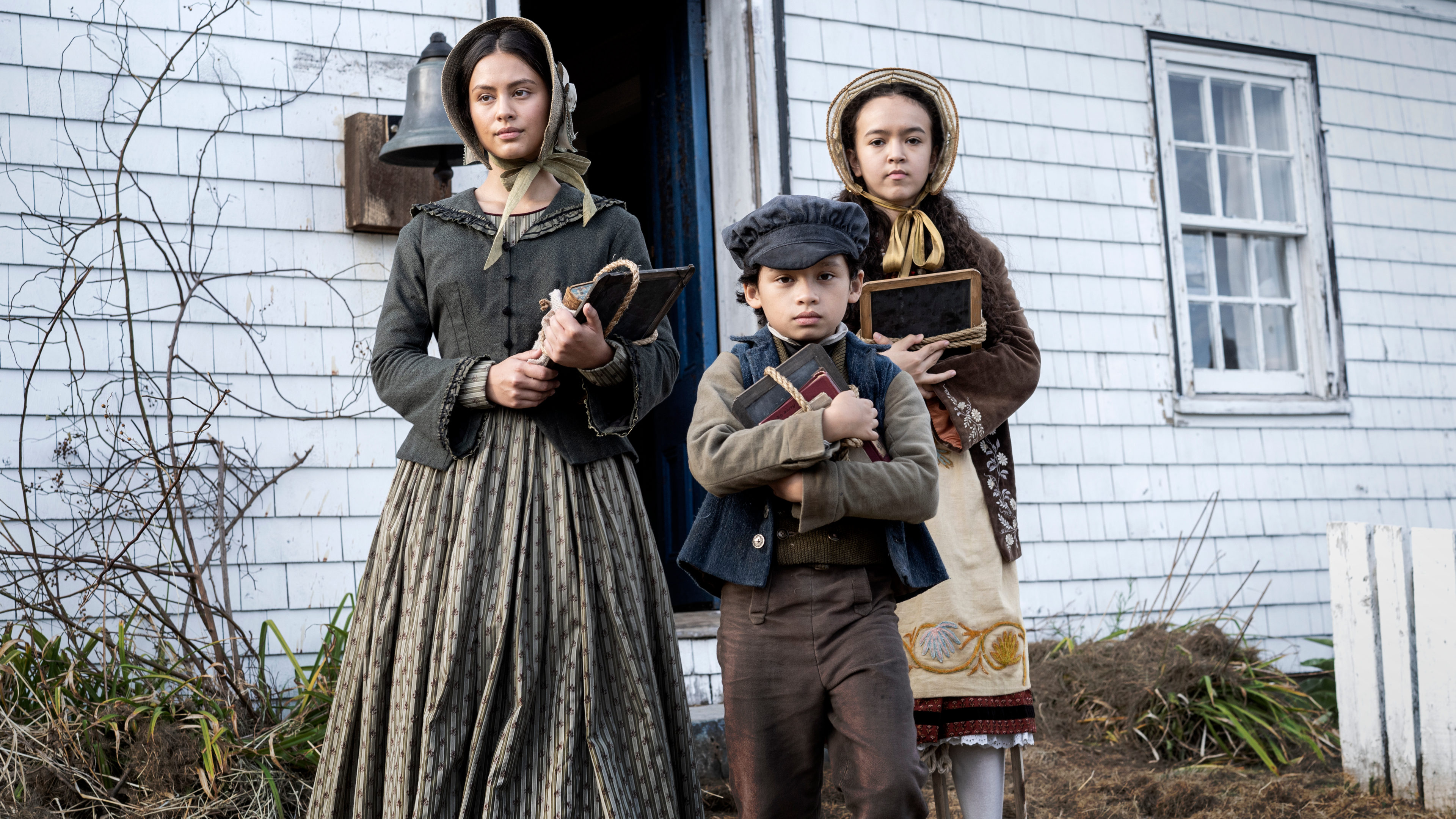 Chapelwaite actors Jennifer Ens, Sirena Gulamgaus, Ian Ho HD Wallpaper