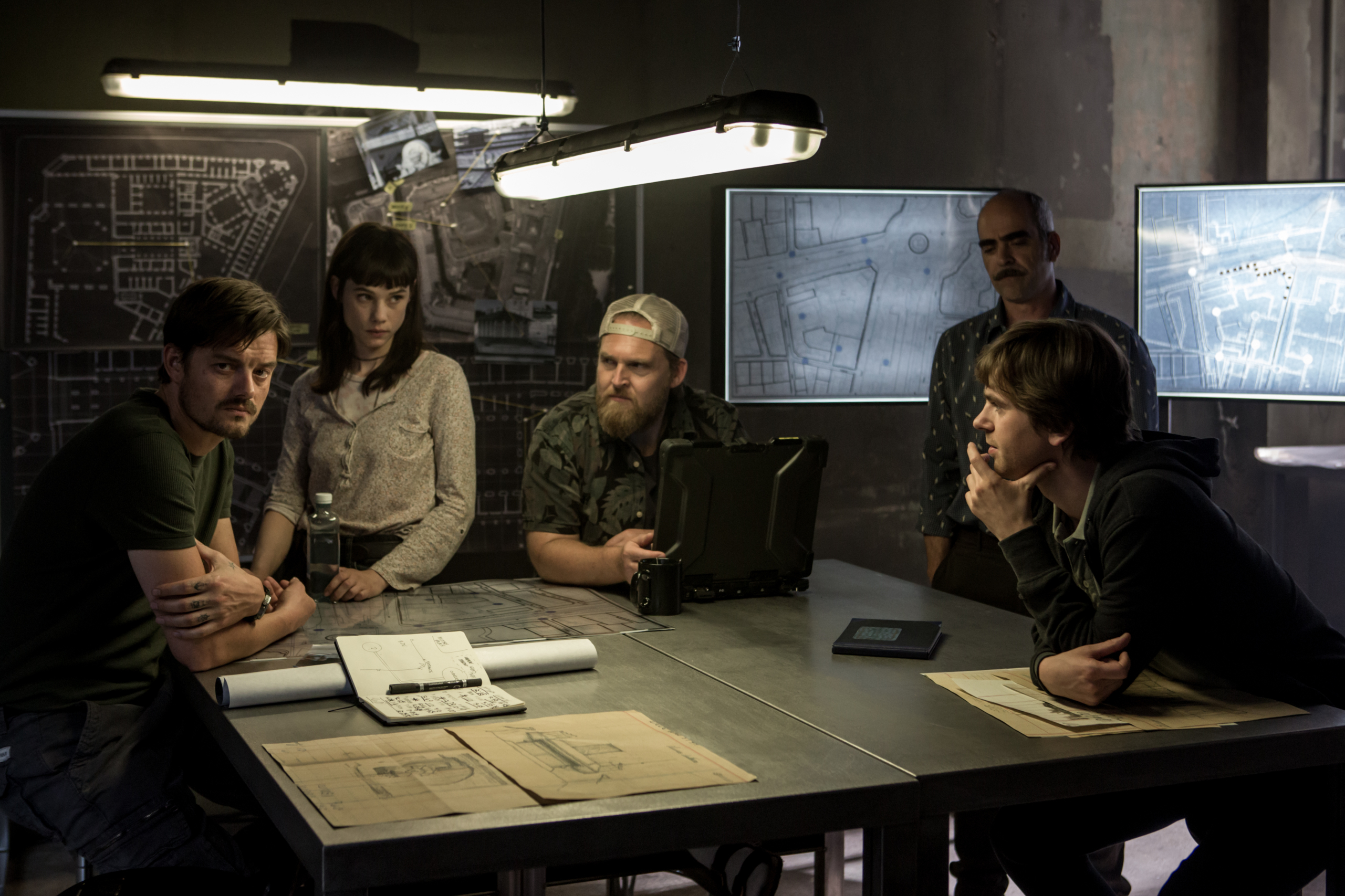 The Vault (2021) team planning a heist HD Wallpaper