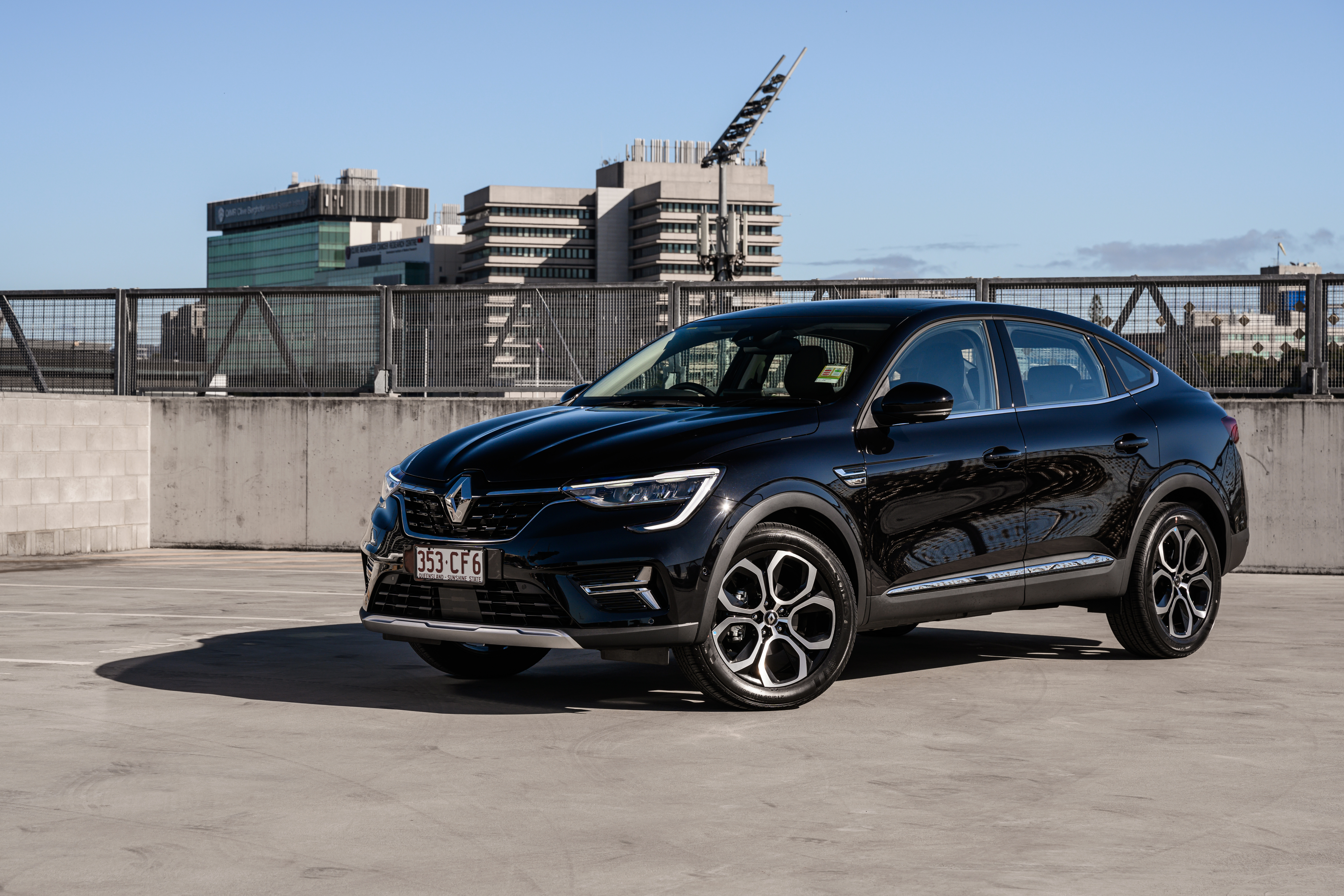 Sleek black Renault Arkana SUV in urban setting HD Wallpaper