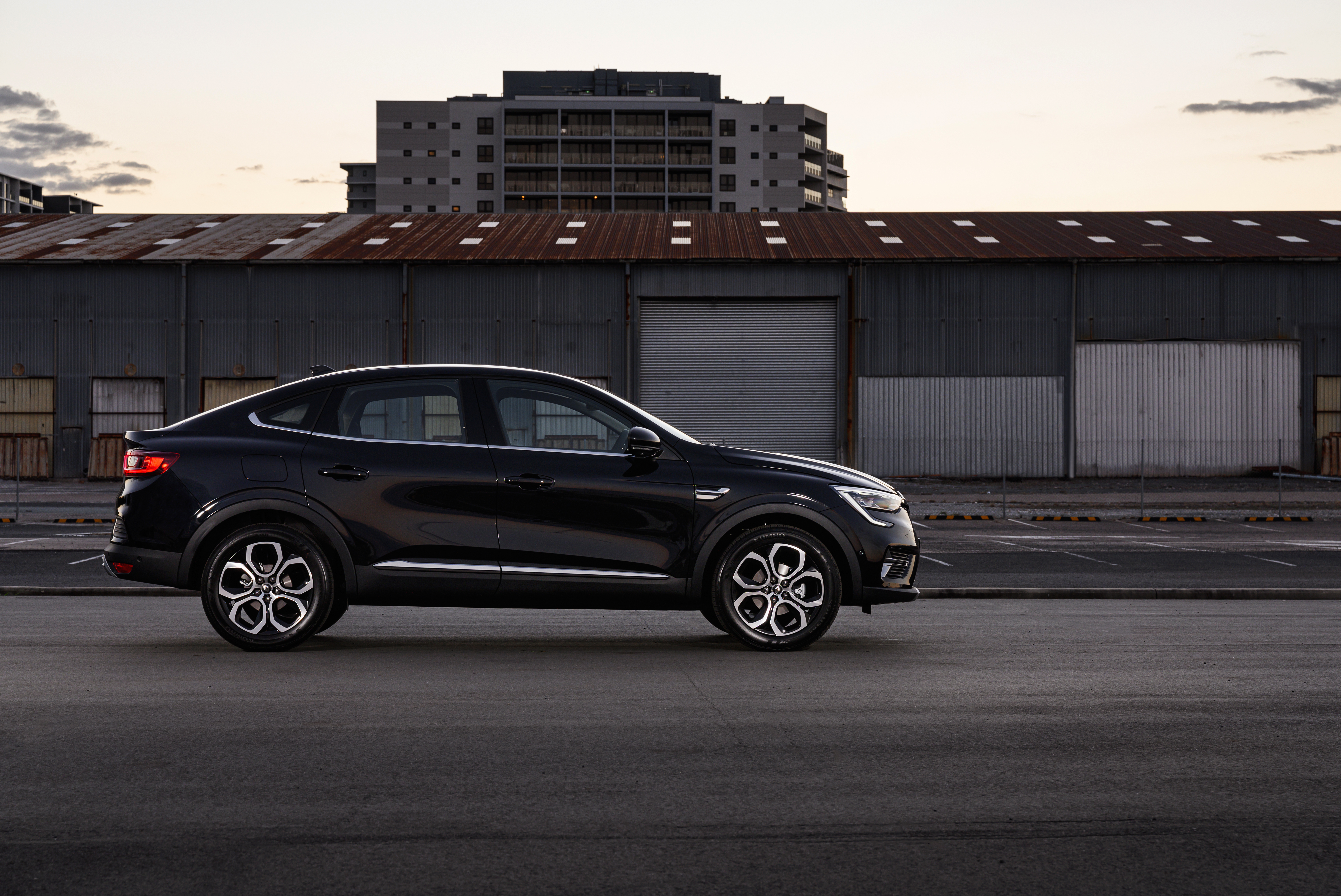 Black Renault Arkana 4K SUV parked on street HD Wallpaper