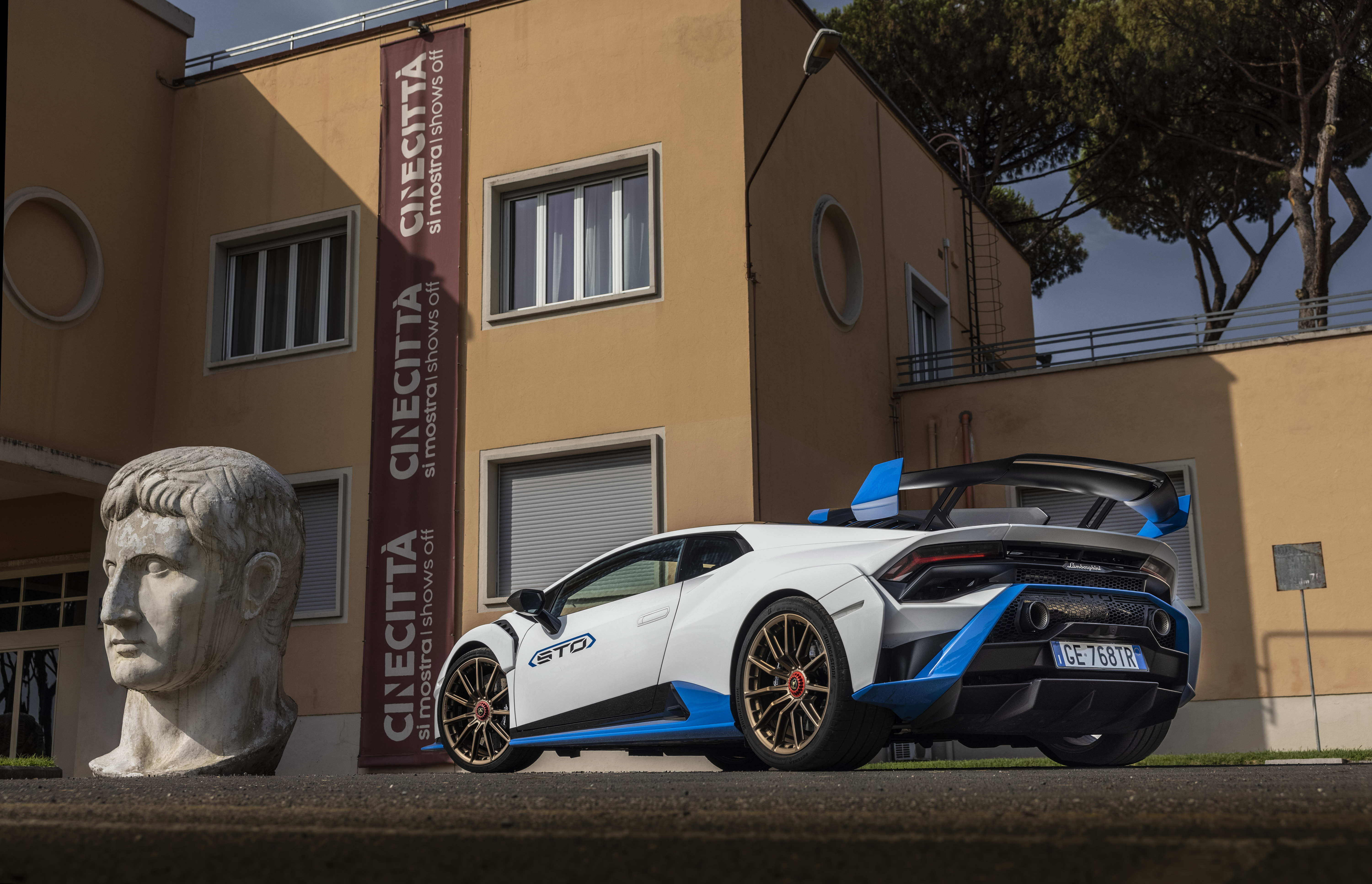 Lamborghini Huracán STO at Cinecittà with Roman bust HD Wallpaper