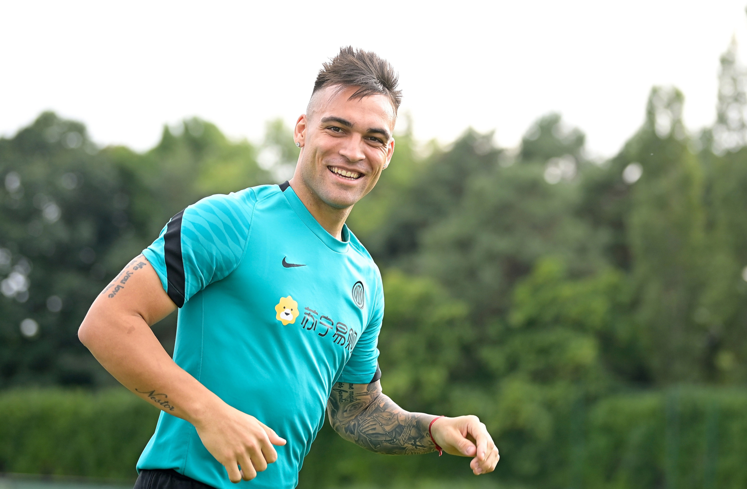 Lautaro Martínez smiling in Inter Milan training shirt HD Wallpaper