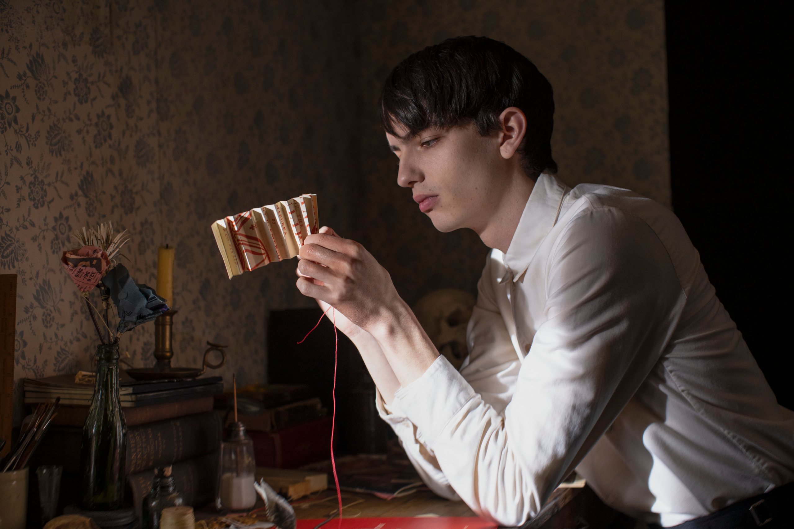 Kodi Smit-McPhee crafting in The Power of the Dog HD Wallpaper