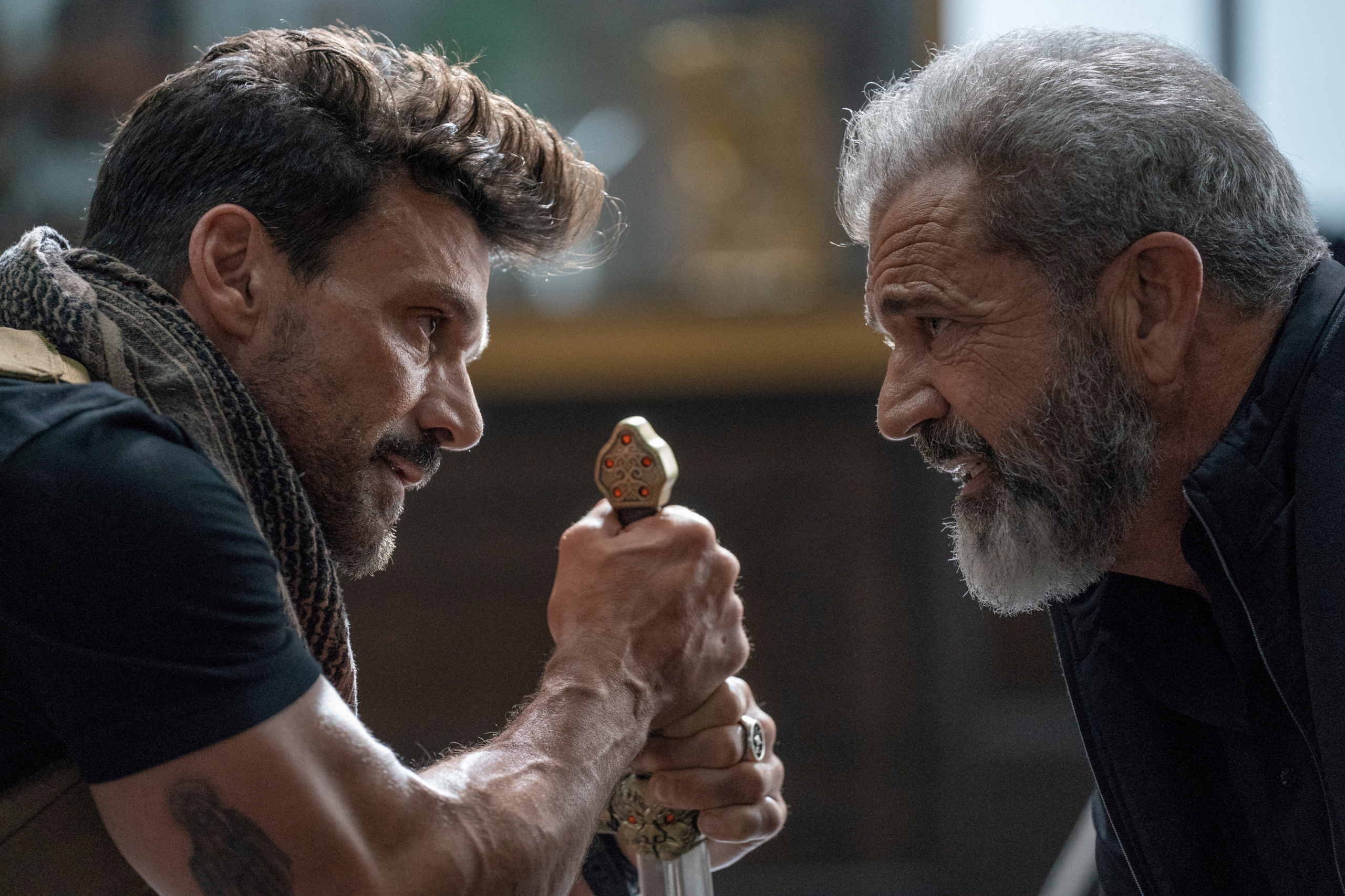 Frank Grillo and Mel Gibson in Boss Level HD Wallpaper