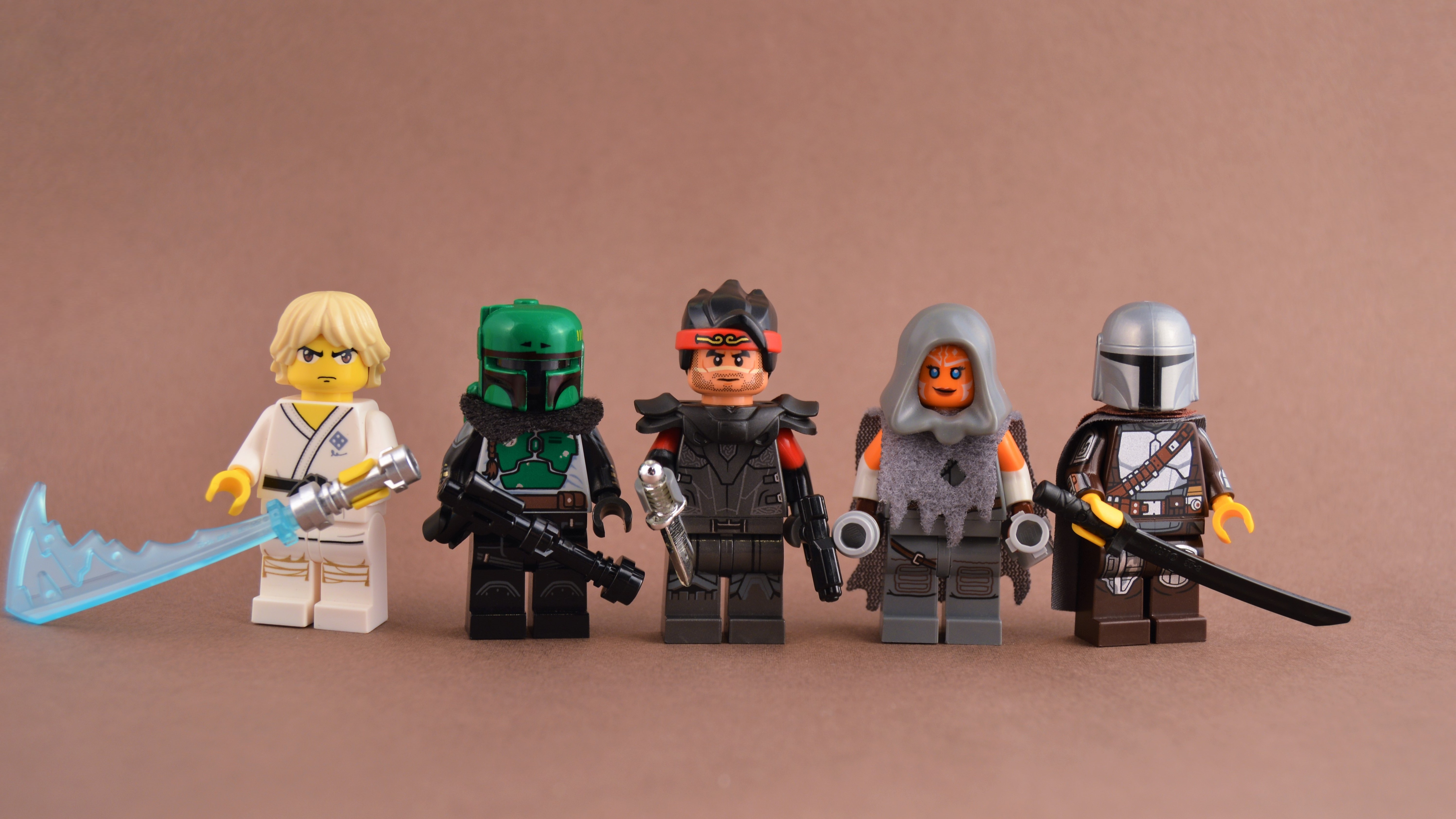 Lego Star Wars Minifigures: Luke, Boba, Hunter, Ahsoka, Mandalorian HD Wallpaper