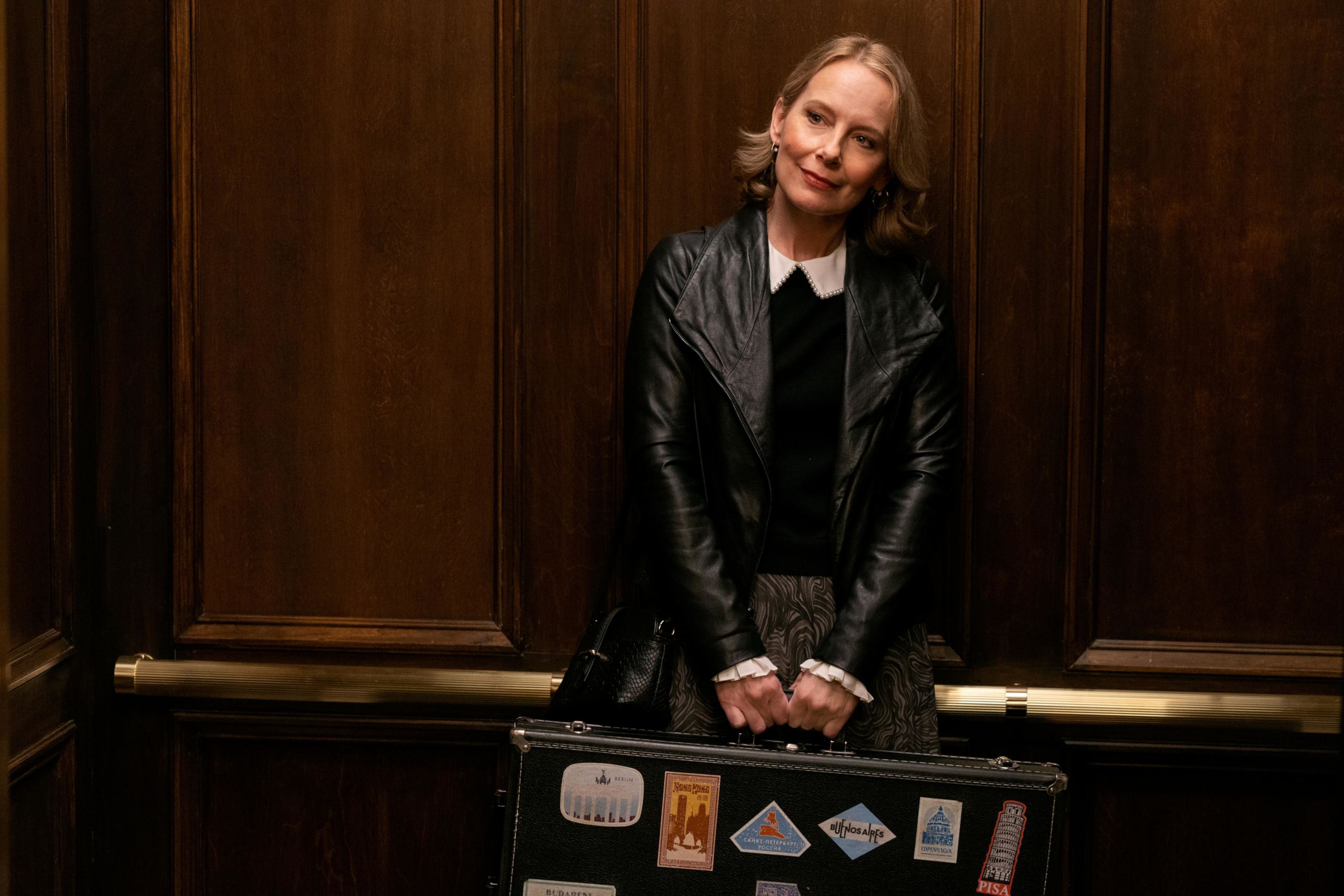 Amy Ryan smiling with suitcase in Only Murders In The Building HD Wallpaper