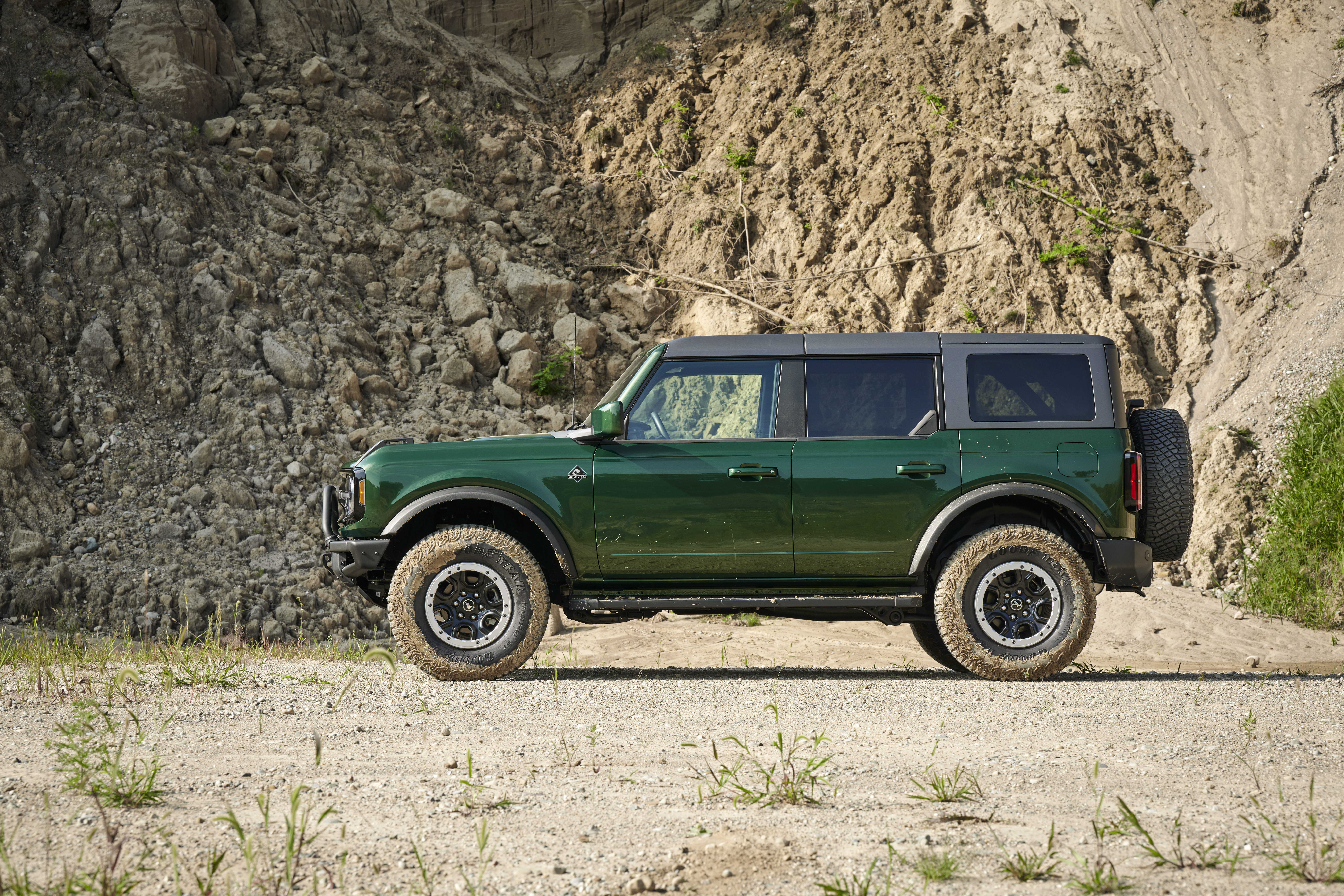 Green Ford Bronco 4-Door Outer Banks off-road HD Wallpaper