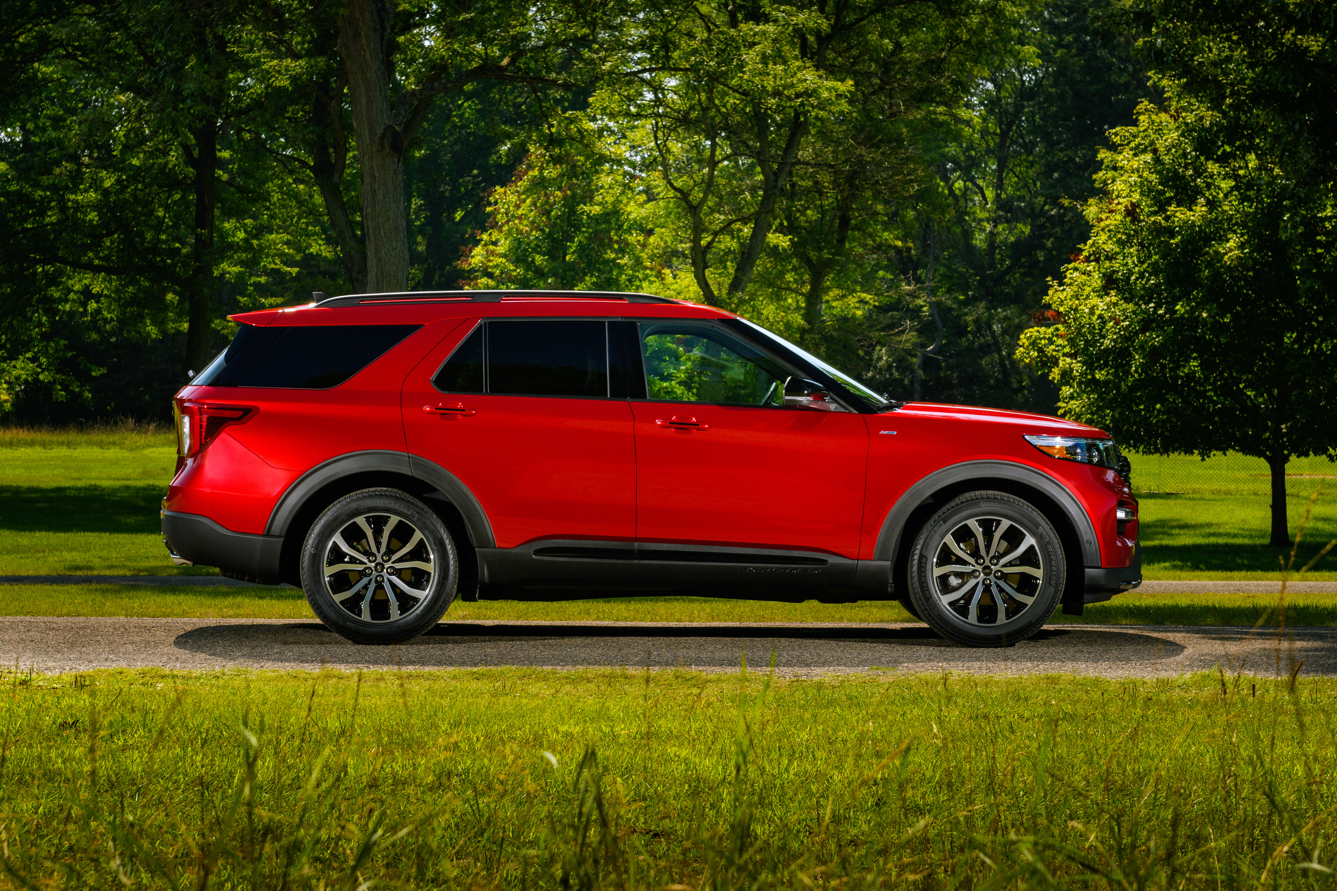 Red Ford Explorer ST-Line SUV parked outdoors HD Wallpaper