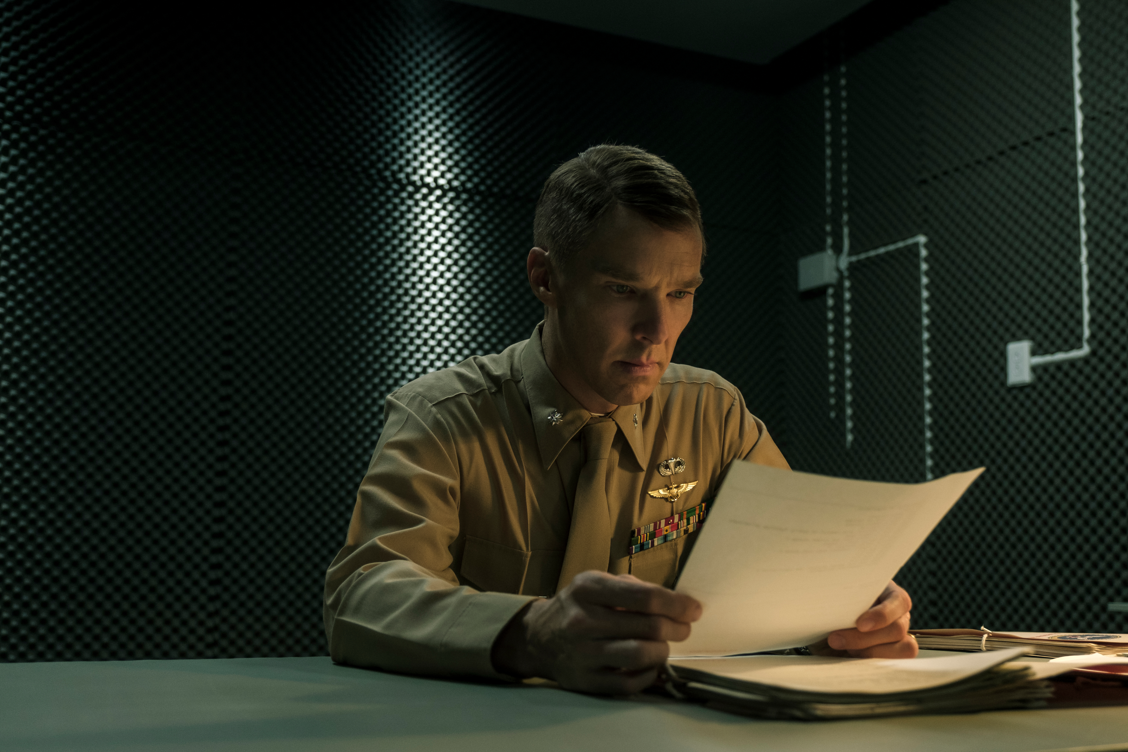 The Mauritanian: Benedict Cumberbatch reading documents in uniform HD Wallpaper