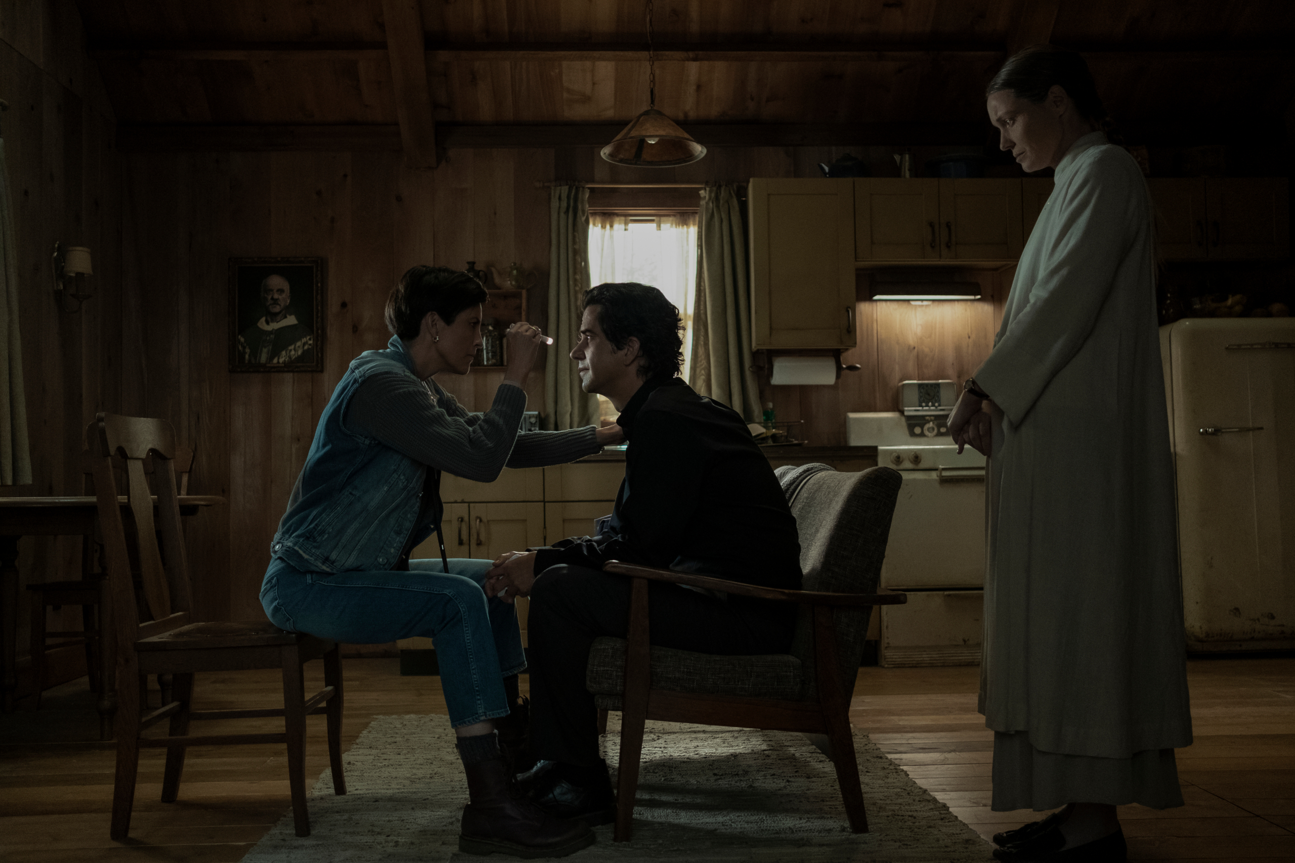 Midnight Mass: Samantha Sloyan examines Hamish Linklater's eyes HD Wallpaper