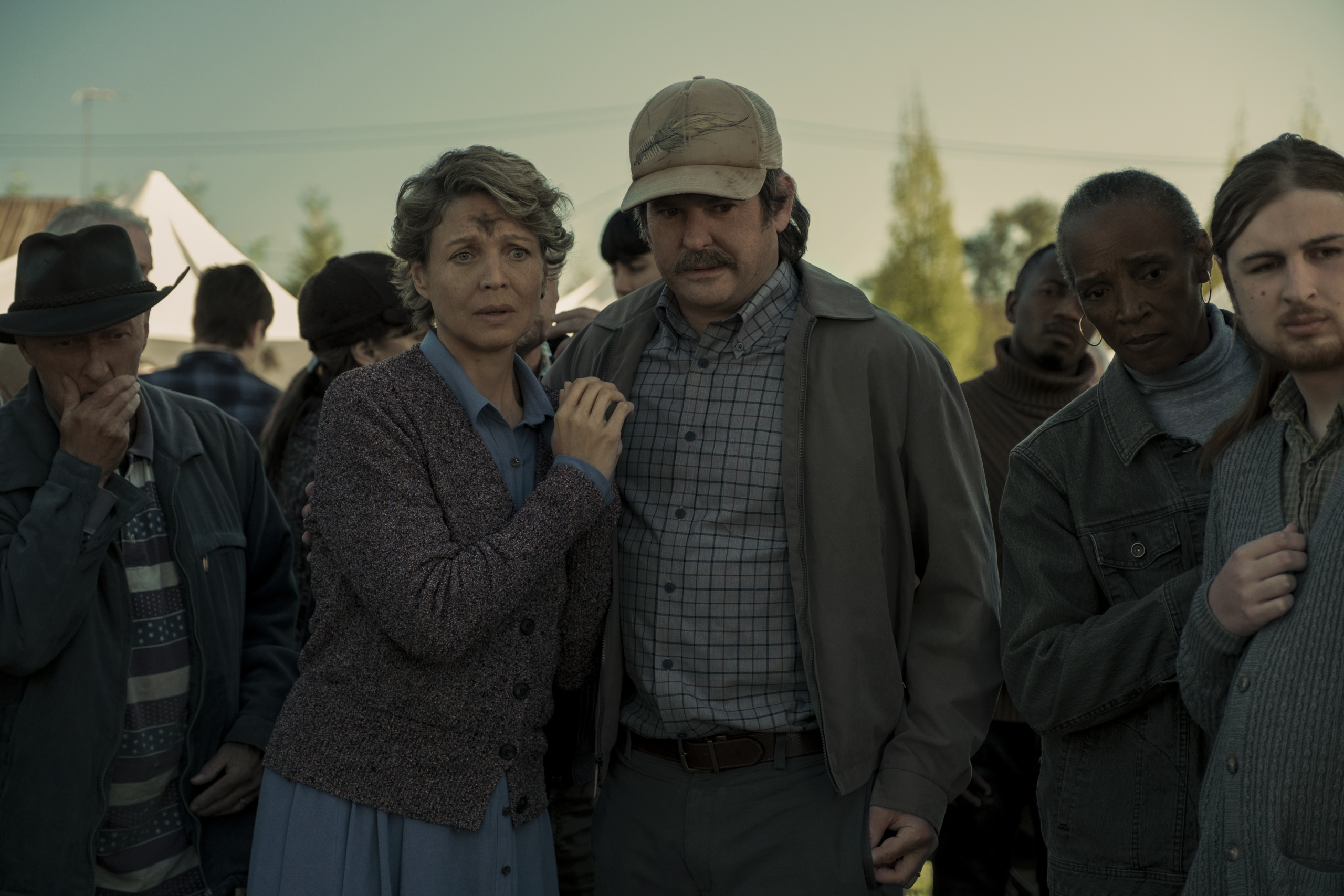 Kristin Lehman and Henry Thomas in Midnight Mass HD Wallpaper