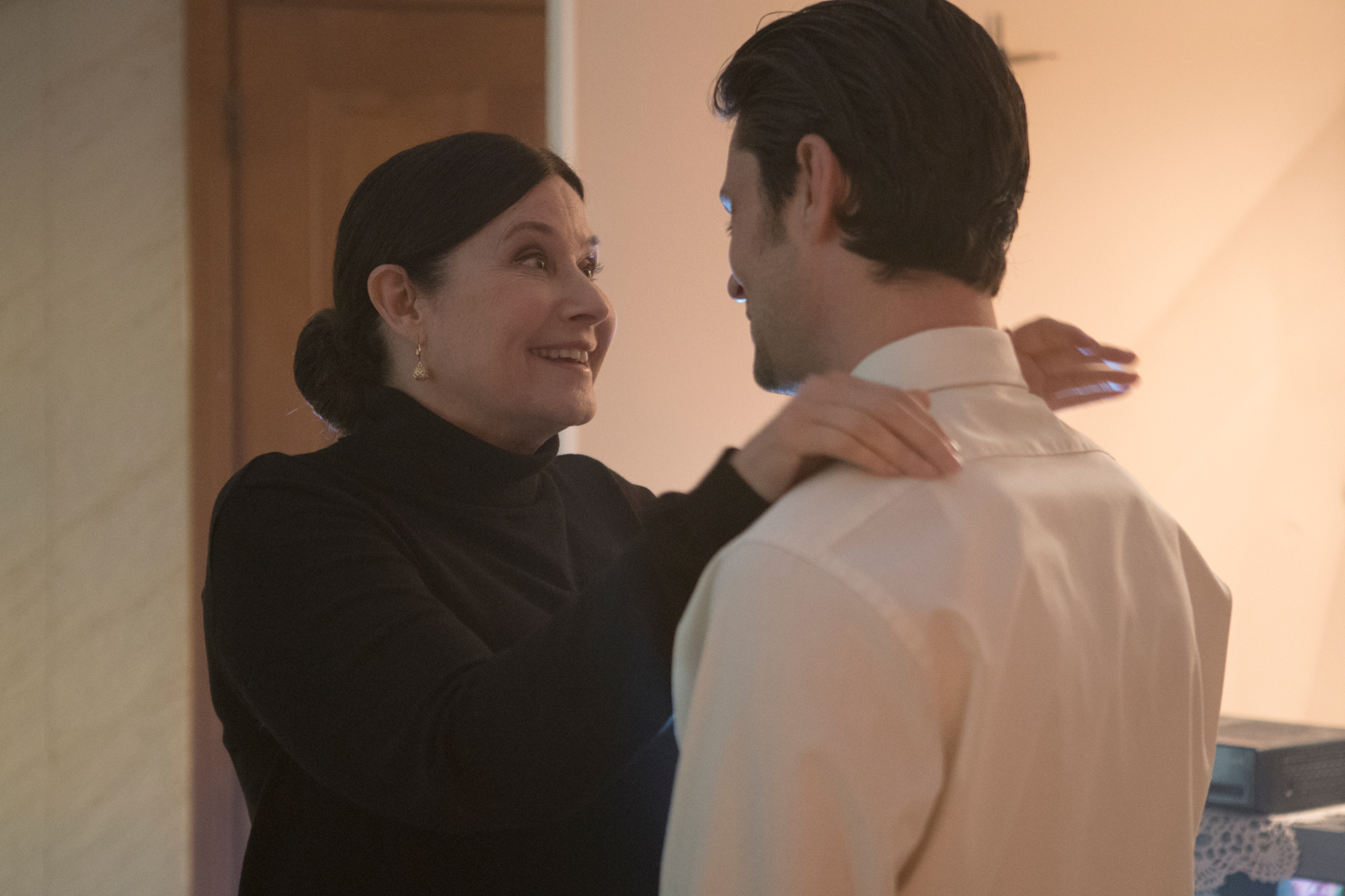 Lorraine Bracco smiles at Shiloh Fernandez in The Birthday Cake HD Wallpaper