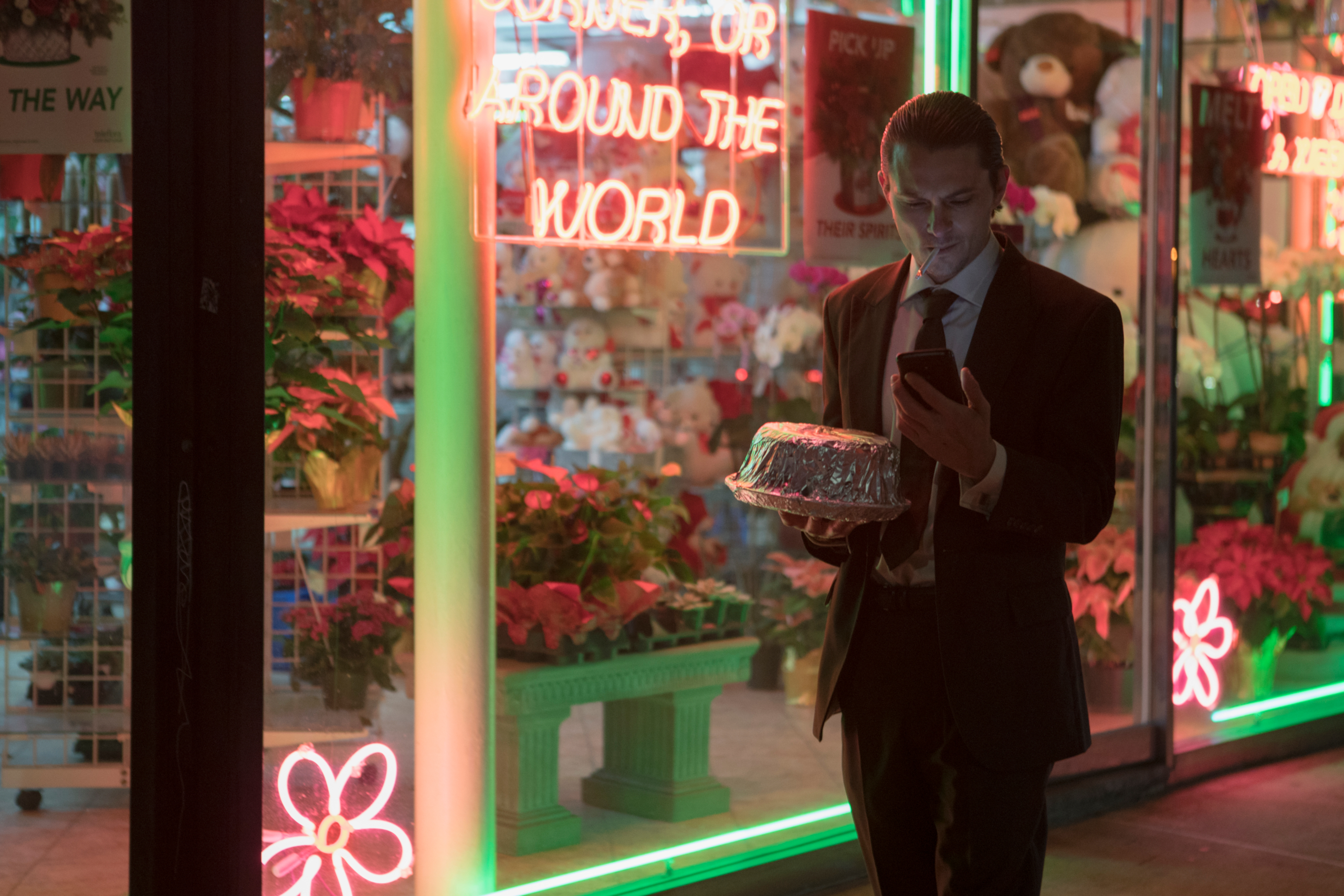 Shiloh Fernandez in The Birthday Cake with cake and phone HD Wallpaper