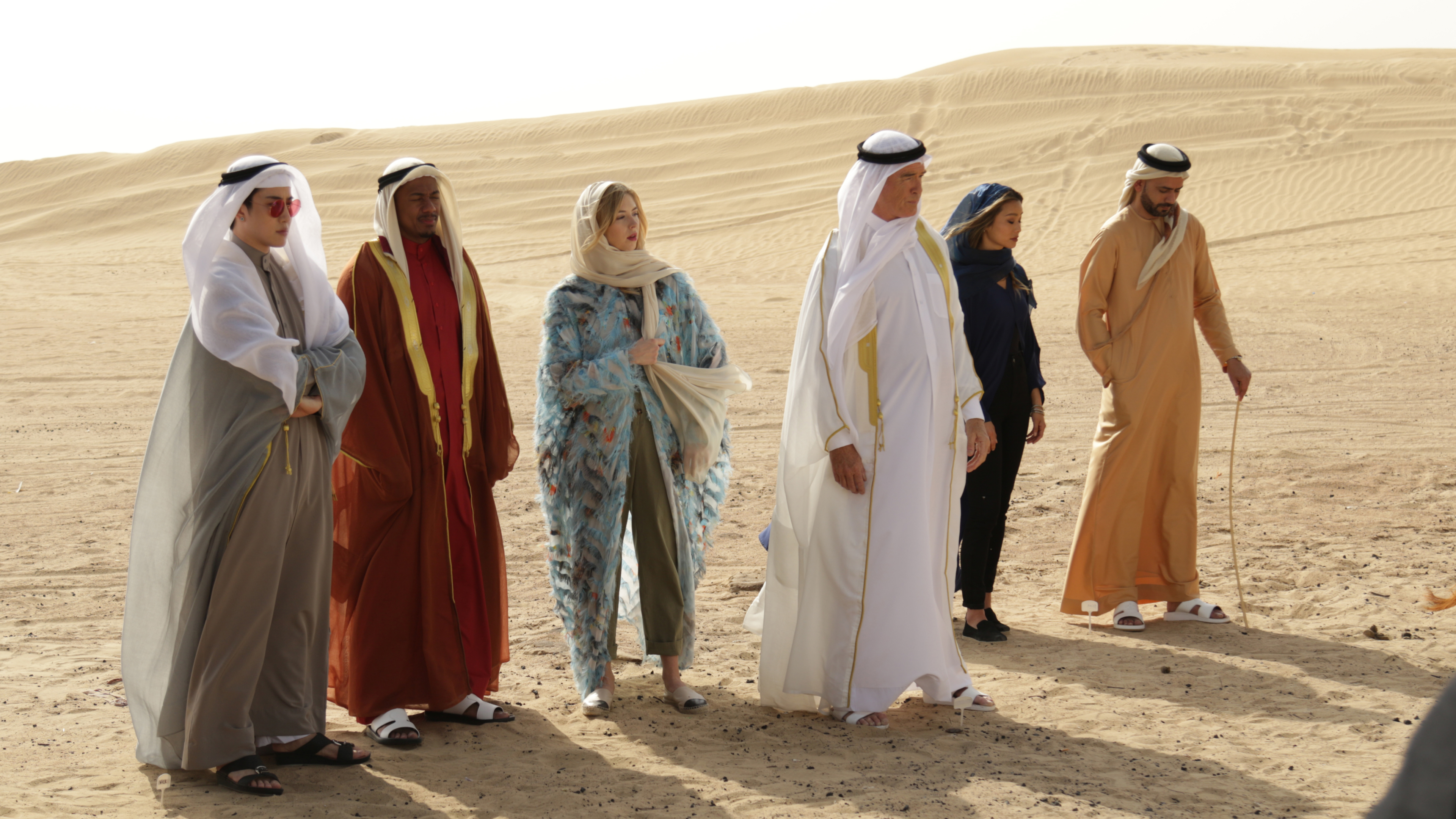 Pierce Brosnan and The Misfits cast in desert HD Wallpaper