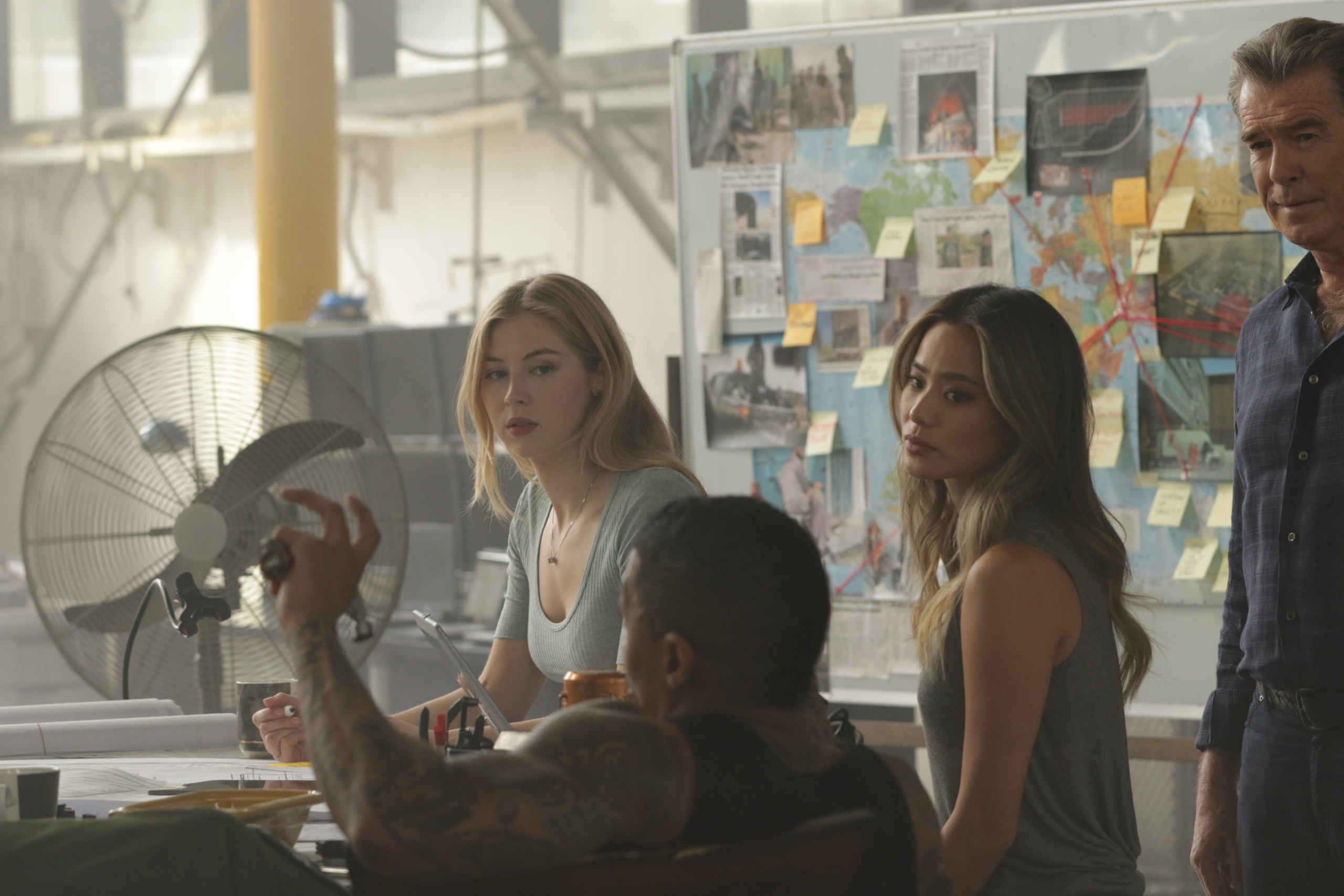 The Misfits: Pierce Brosnan, Jamie Chung, Hermione Corfield HD Wallpaper
