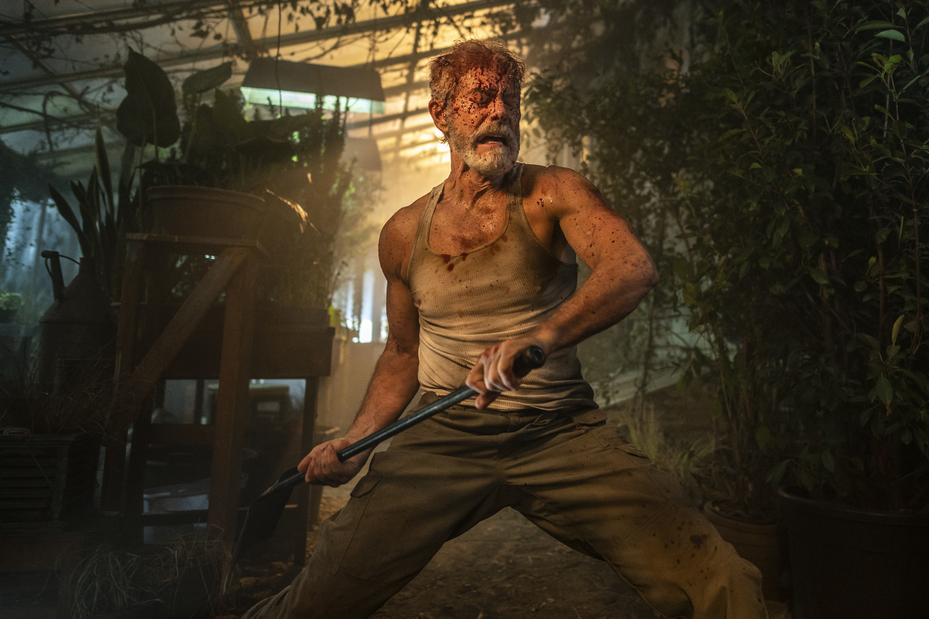 Bloody Stephen Lang wielding crowbar in Dont Breathe 2 HD Wallpaper