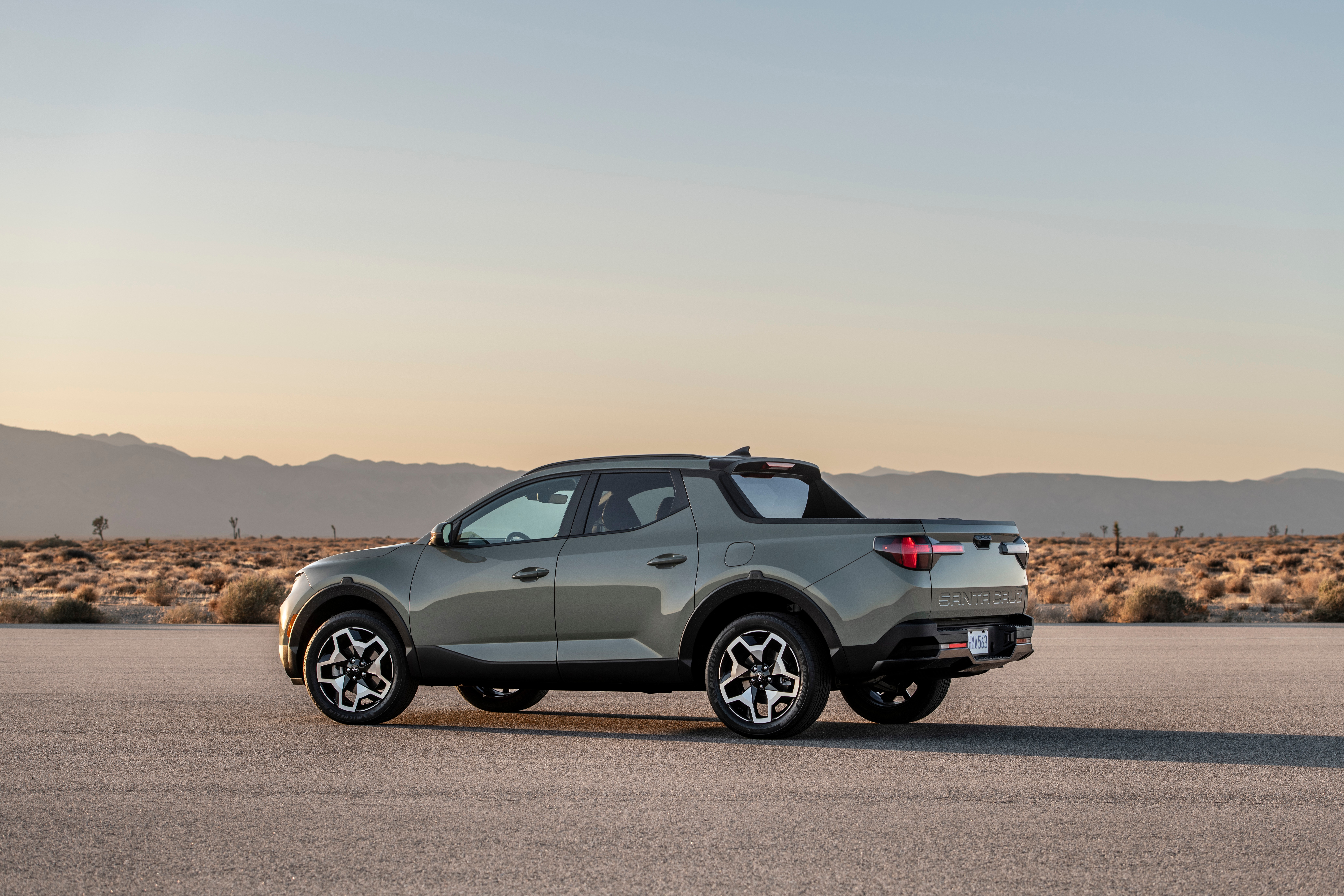 Hyundai Santa Cruz pickup in desert at sunset HD Wallpaper