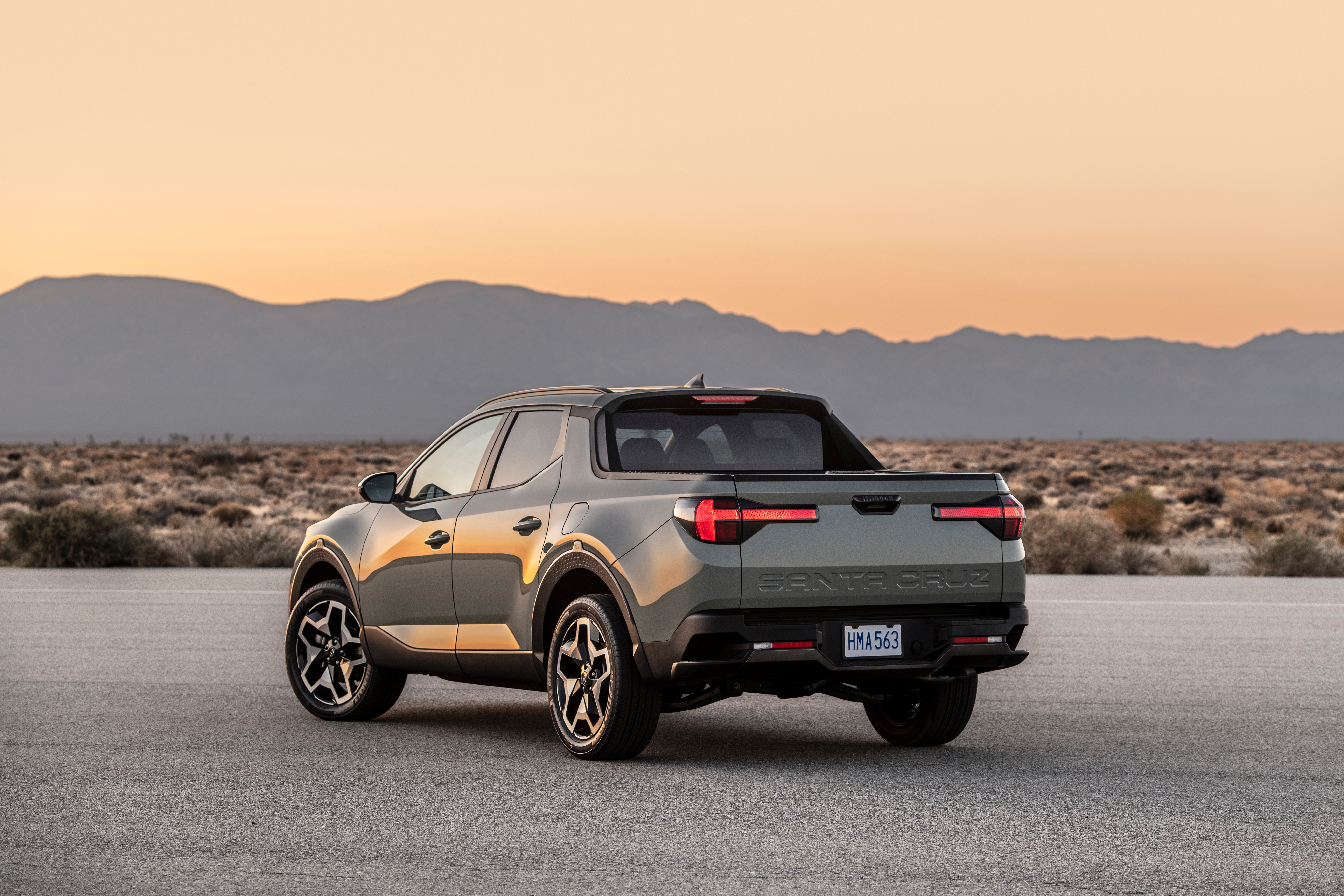Hyundai Santa Cruz pickup parked in desert at sunset. HD Wallpaper