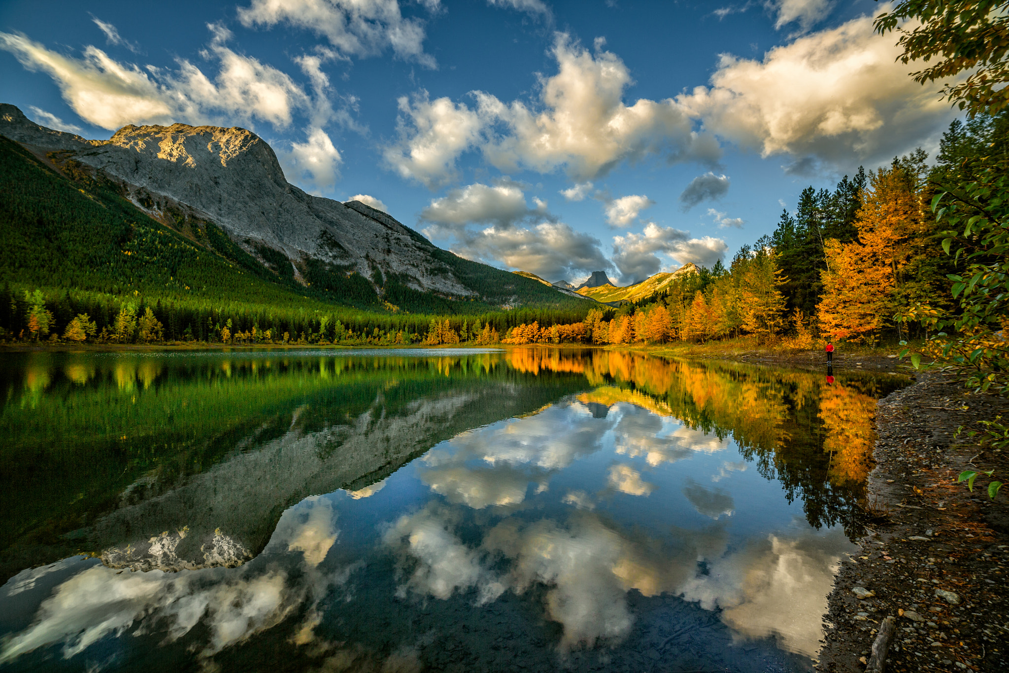 Autumn Lake Reflection of Mountains, Trees, and Clouds HD Wallpaper