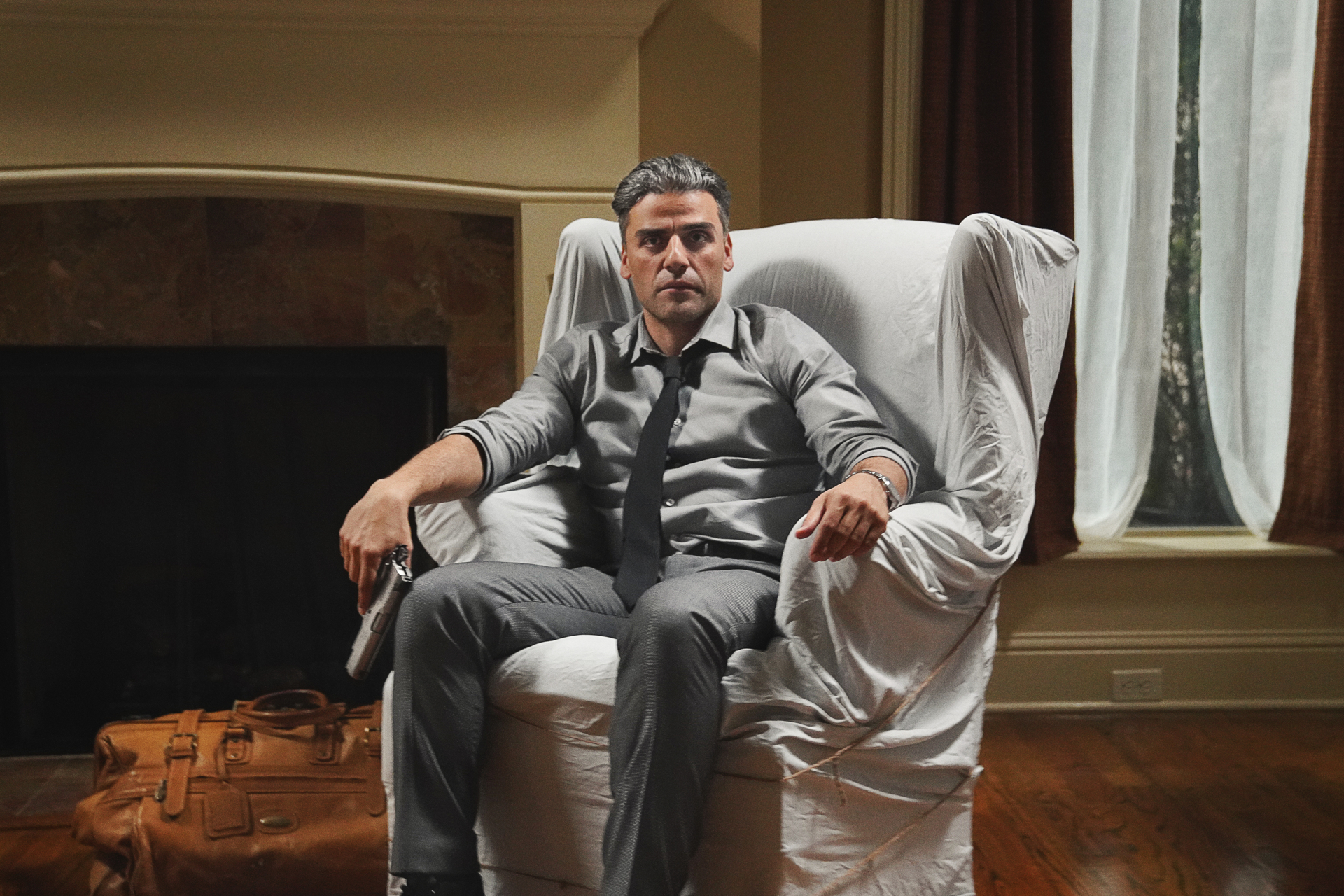 Oscar Isaac in The Card Counter holding a gun HD Wallpaper