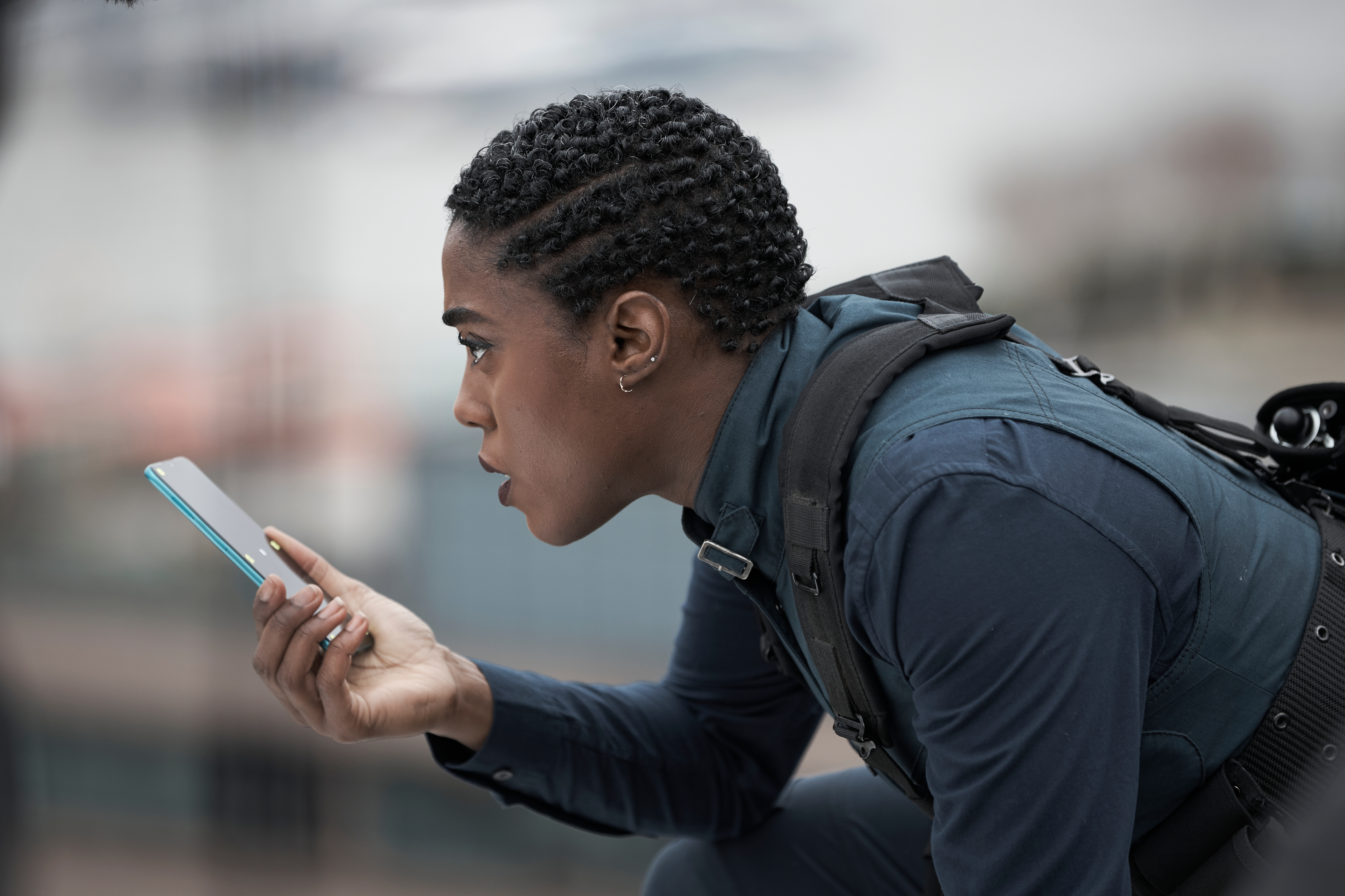 Lashana Lynch as Nomi focused on phone in No Time To Die HD Wallpaper