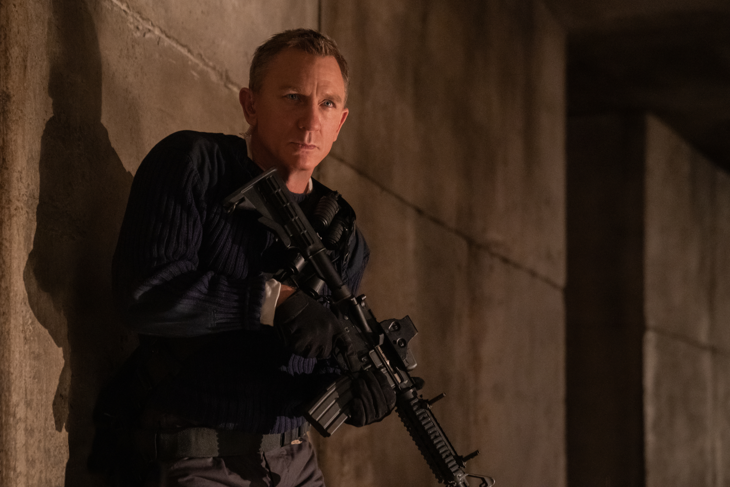 James Bond (Daniel Craig) with rifle in No Time To Die HD Wallpaper