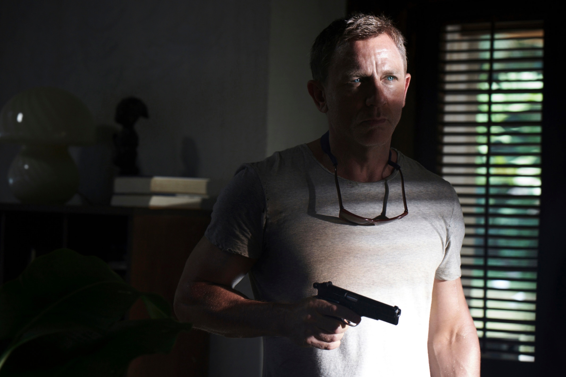 Daniel Craig as James Bond with gun in No Time To Die HD Wallpaper