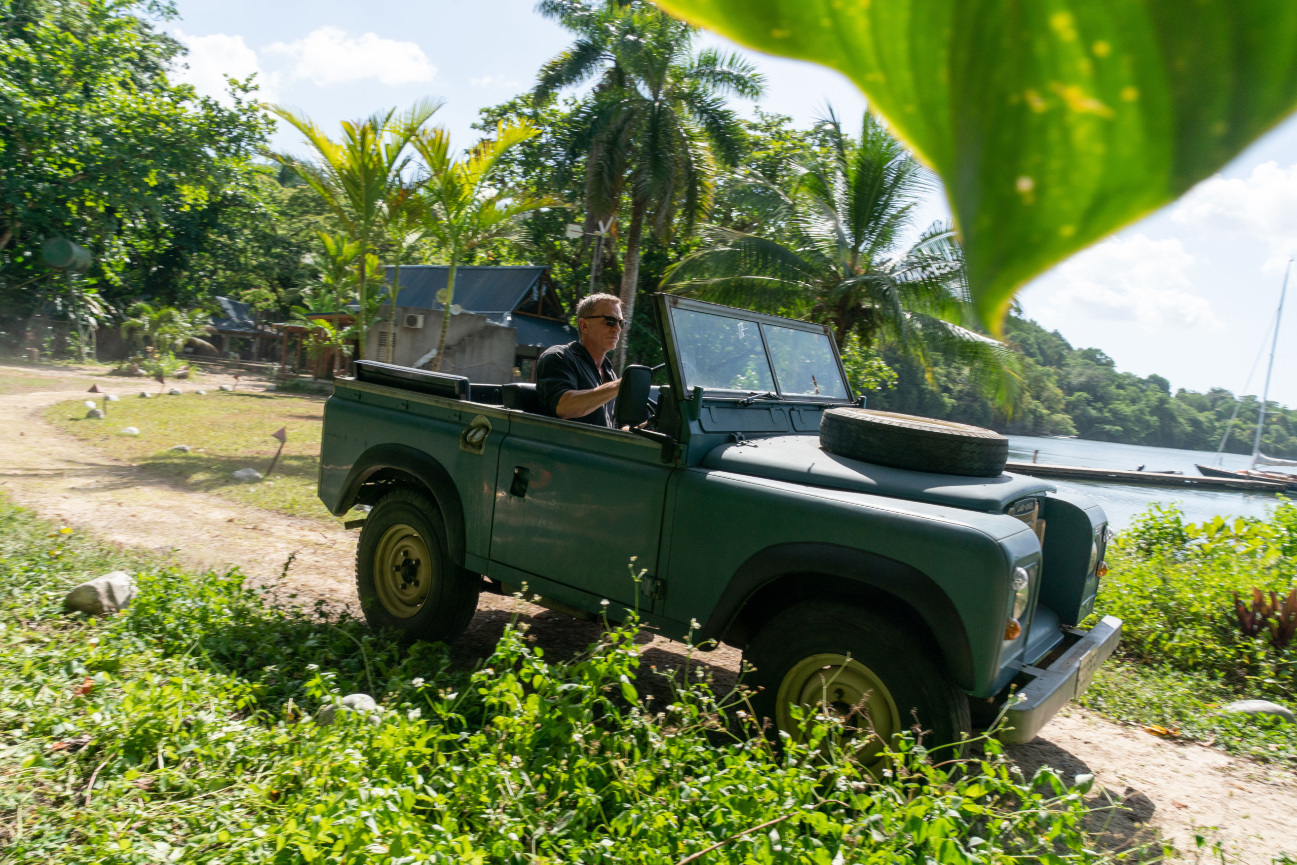 Daniel Craig as James Bond driving a Land Rover HD Wallpaper