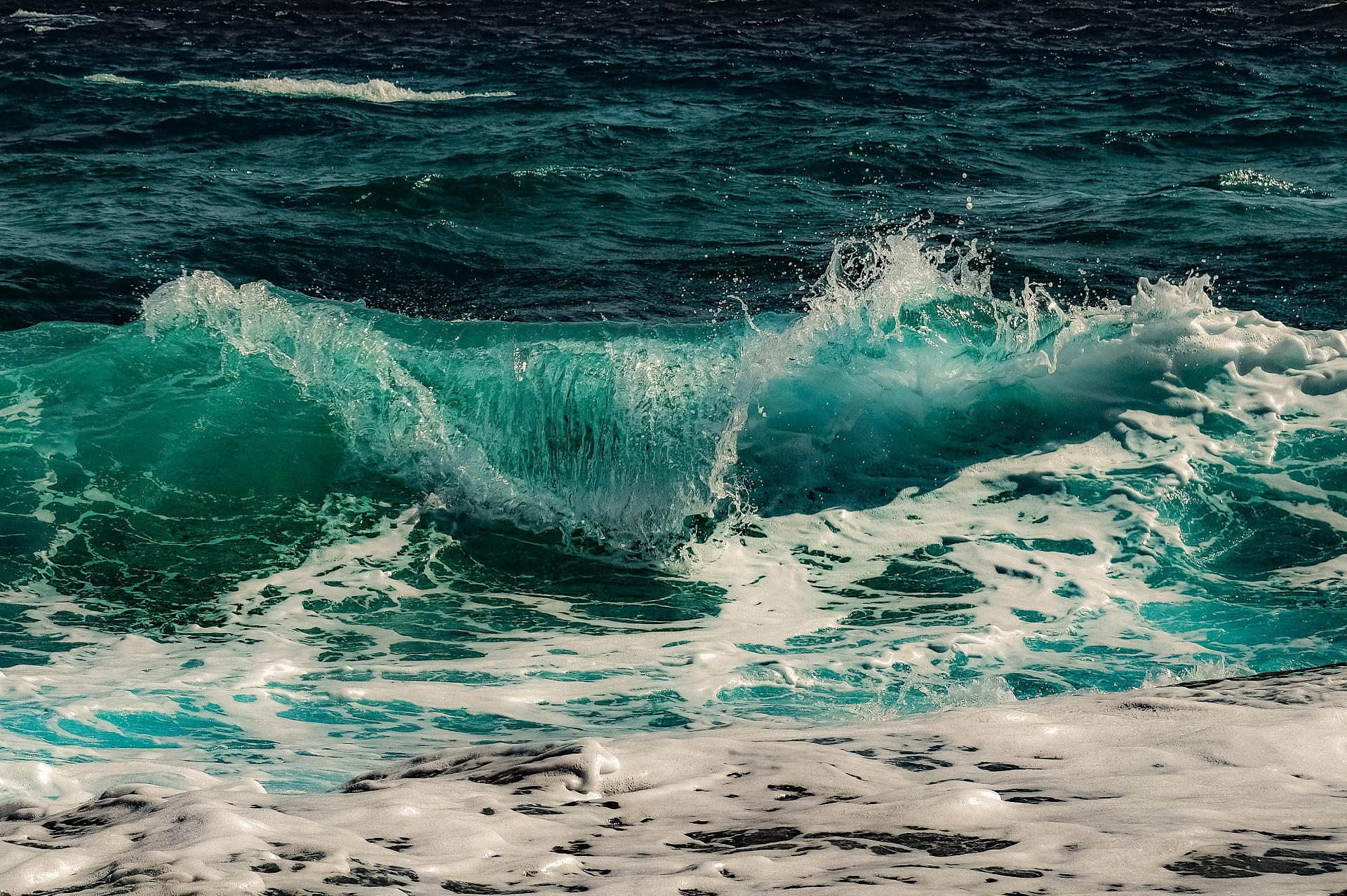 Vibrant turquoise wave breaking in the sea HD Wallpaper