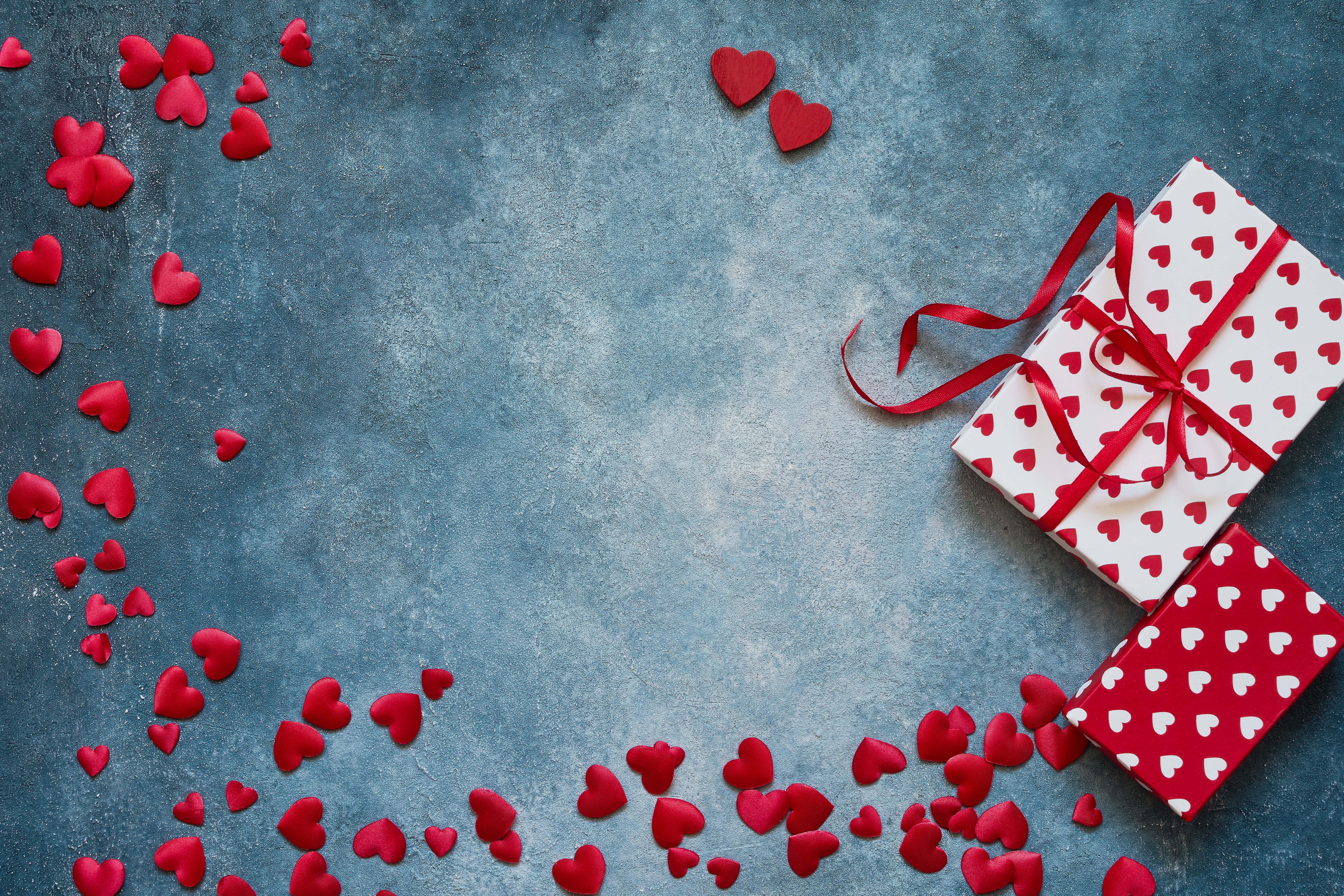 Valentine's Day gifts with red hearts HD Wallpaper