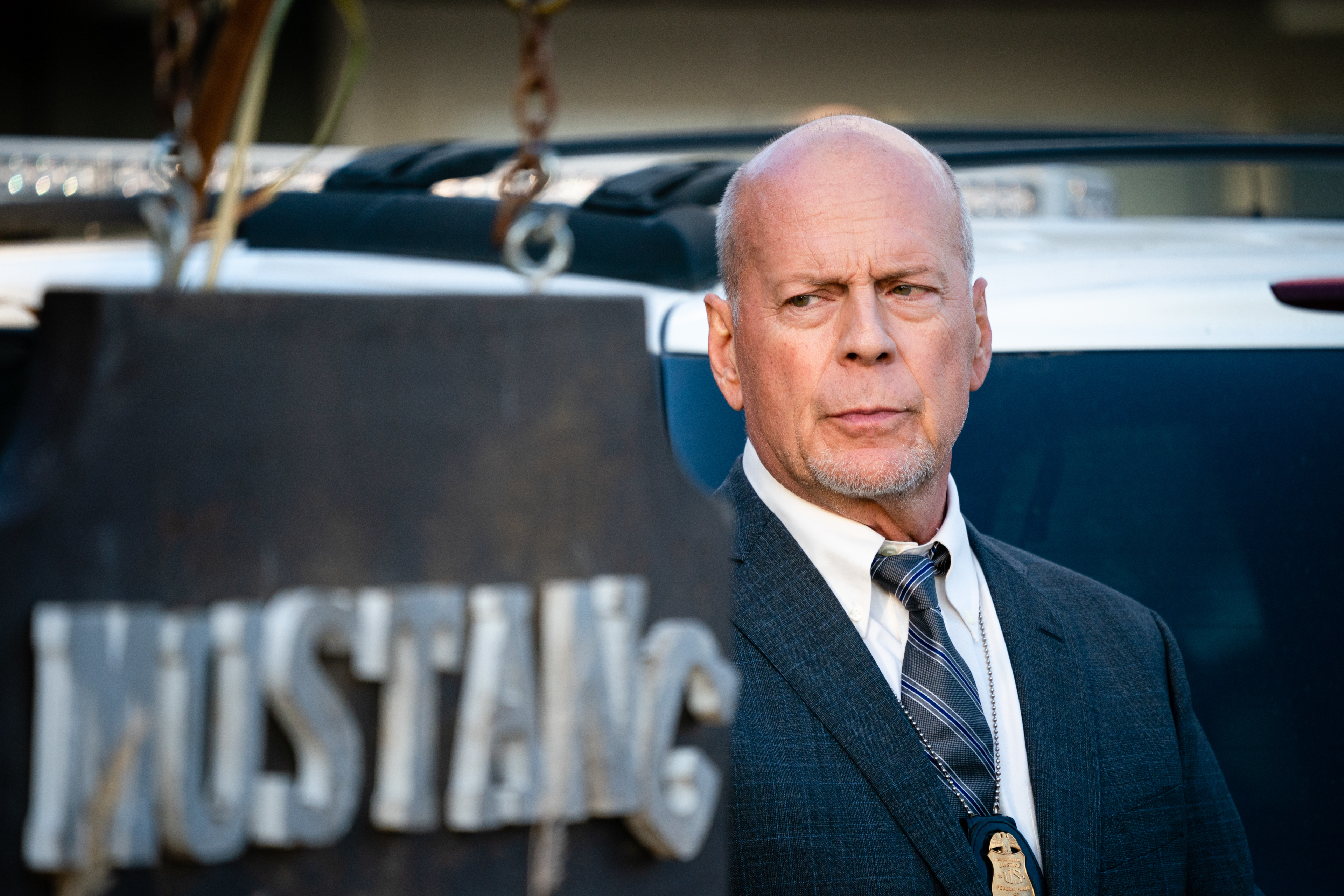 Bruce Willis as a detective in Midnight In The Switchgrass HD Wallpaper