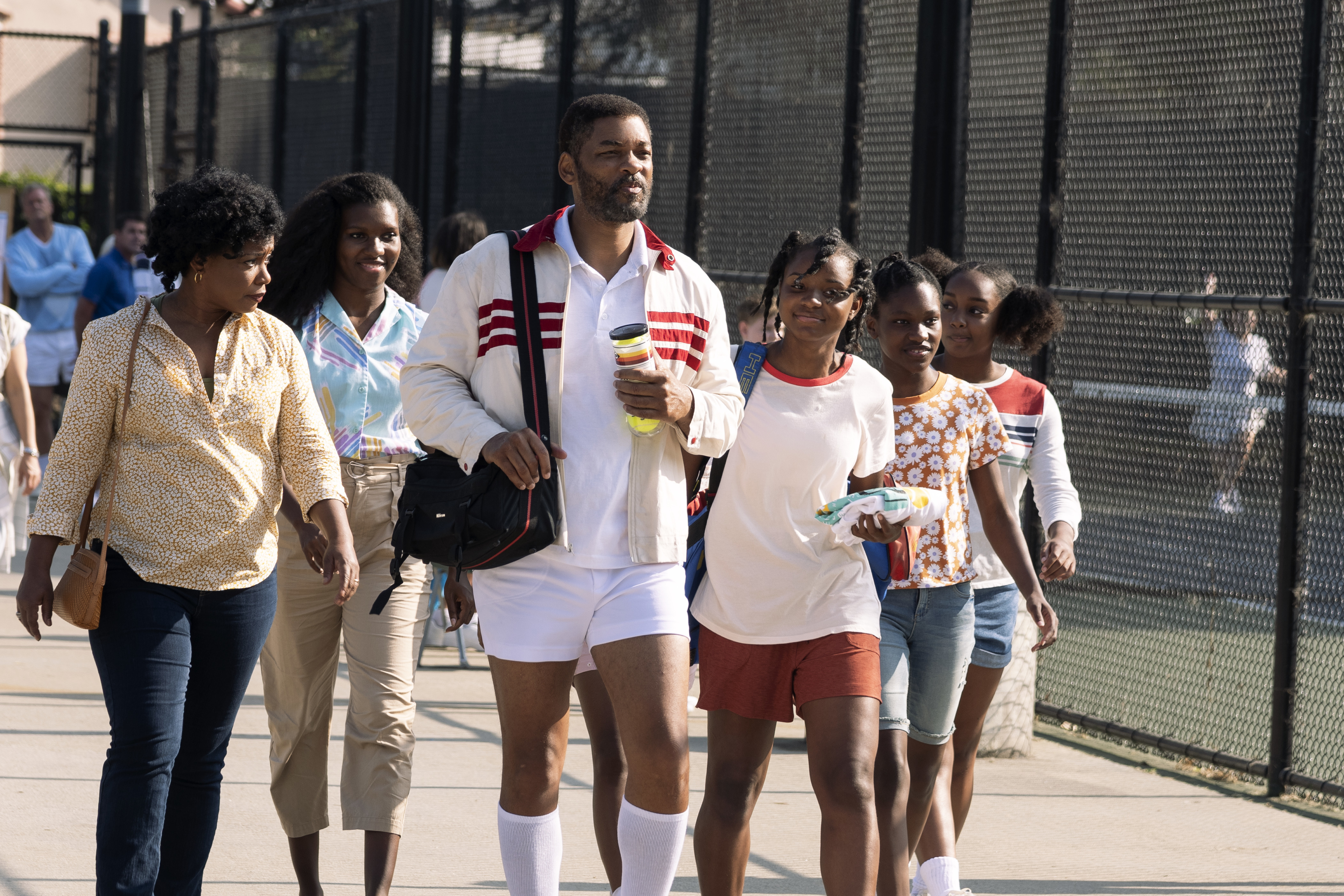 Will Smith as King Richard with family at tennis court HD Wallpaper