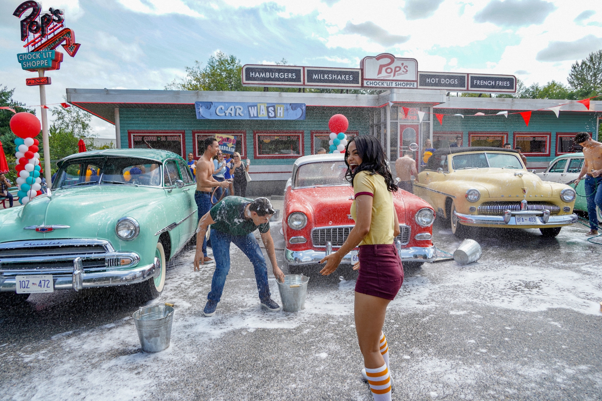 Veronica Lodge's fun car wash at Pop's HD Wallpaper