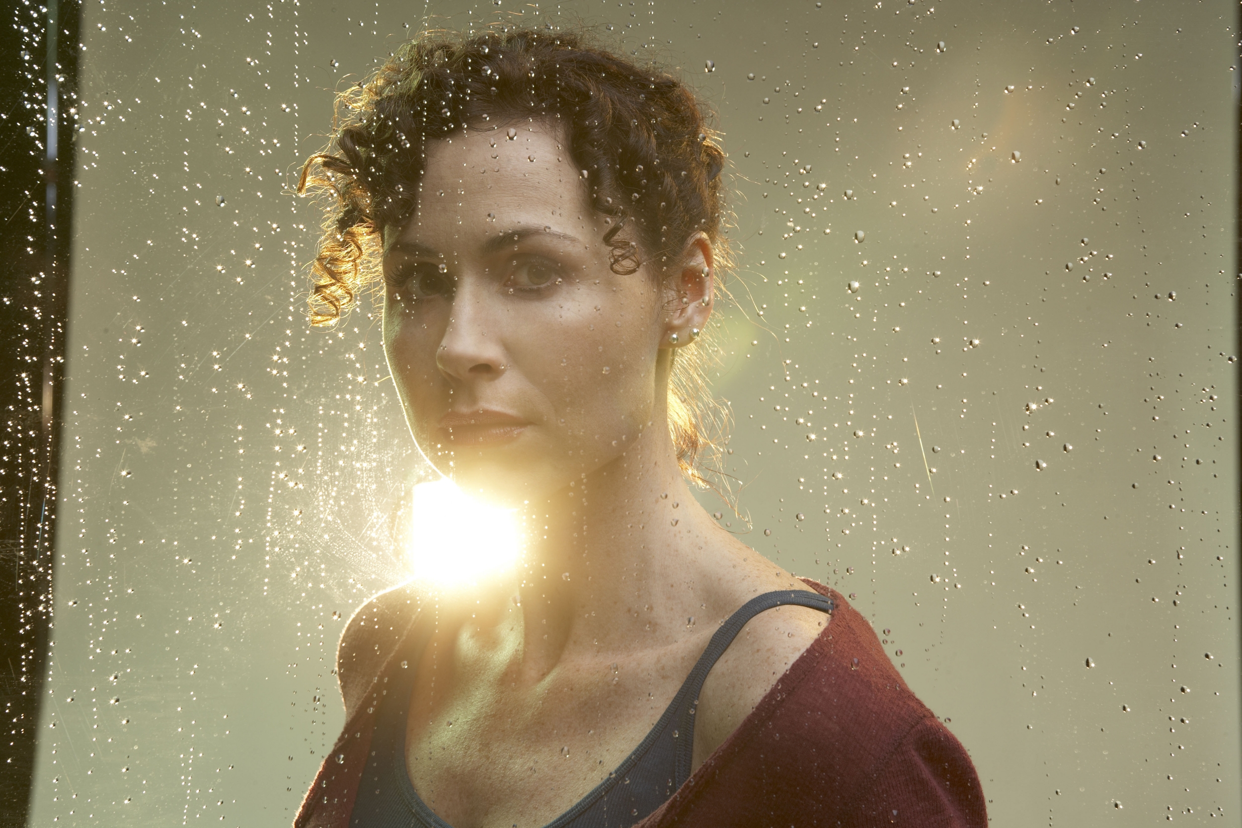 Minnie Driver, rainy backlit portrait HD Wallpaper