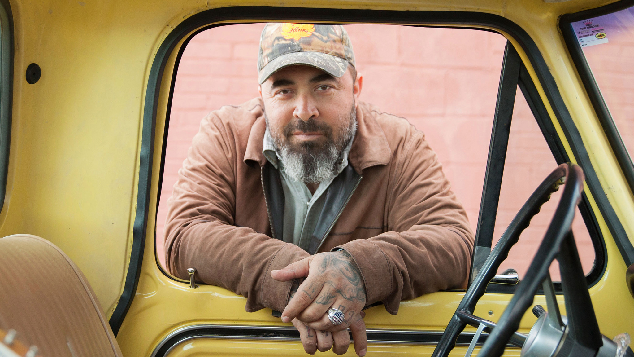 Aaron Lewis in a yellow truck window HD Wallpaper