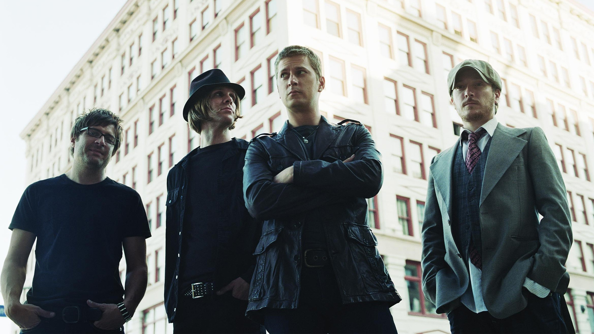 Matchbox Twenty band members in city HD Wallpaper