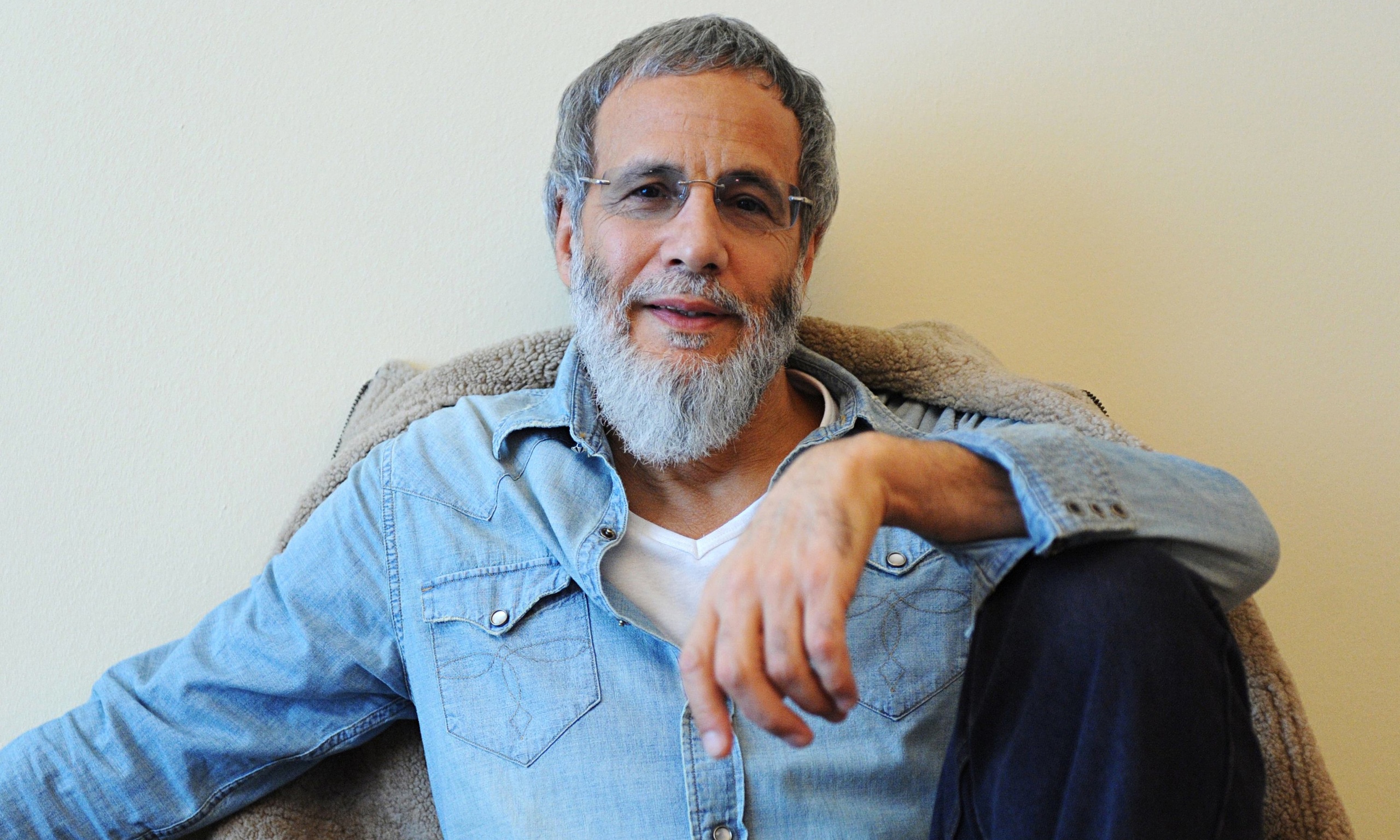 Cat Stevens smiling with grey beard and glasses HD Wallpaper