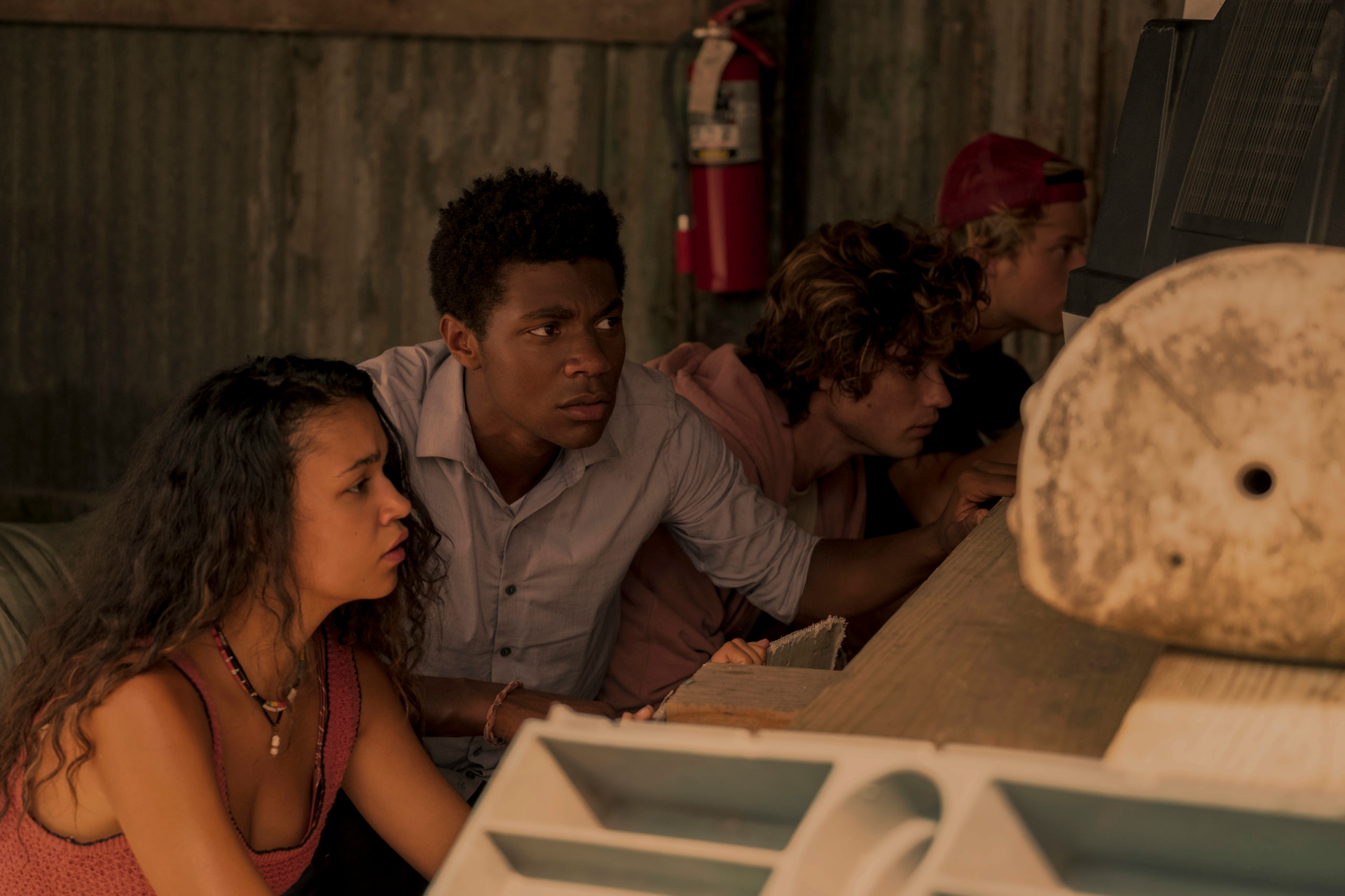 Outer Banks cast looking intently at something HD Wallpaper