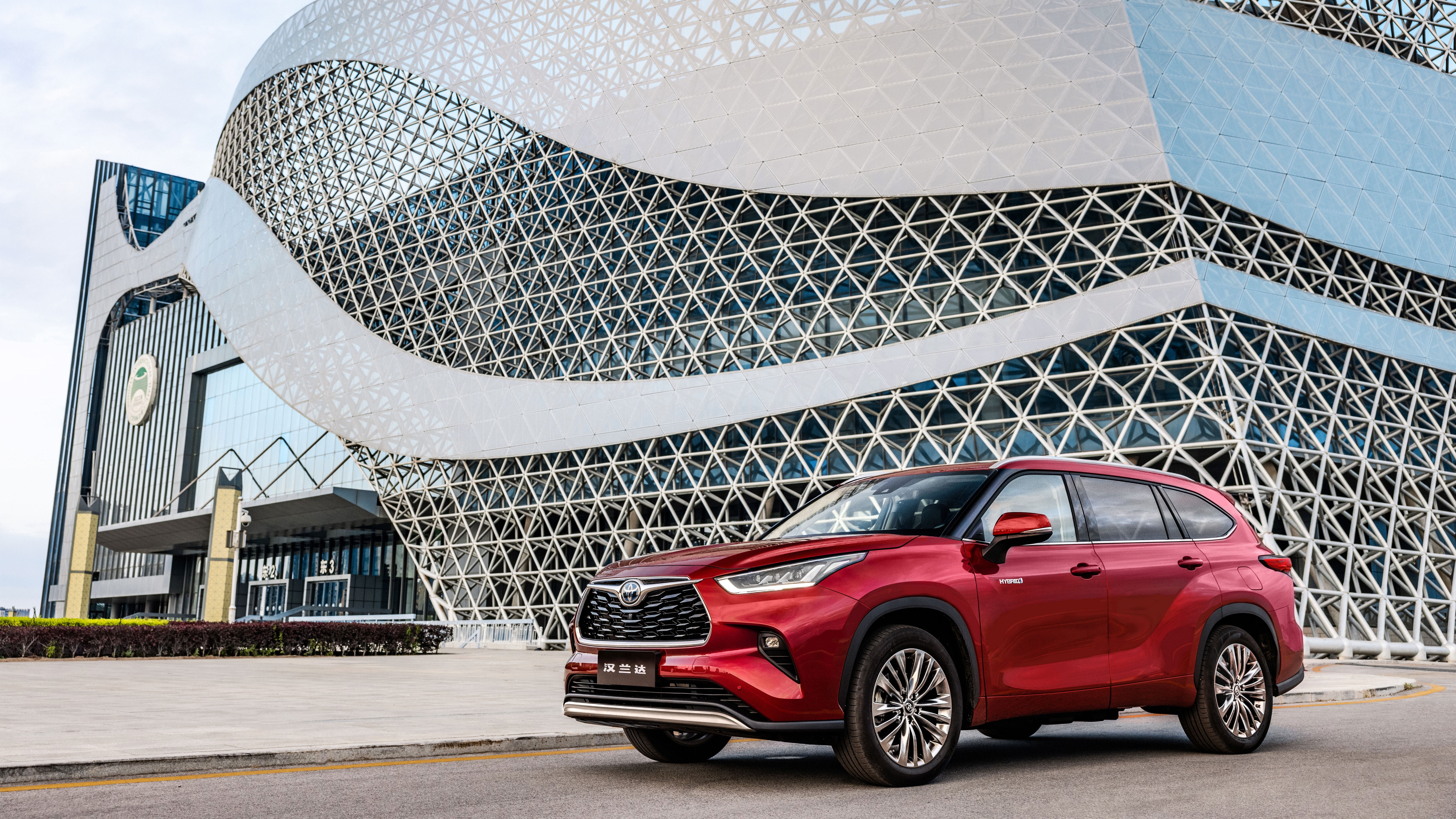 Red Toyota Highlander Hybrid SUV and modern architecture HD Wallpaper