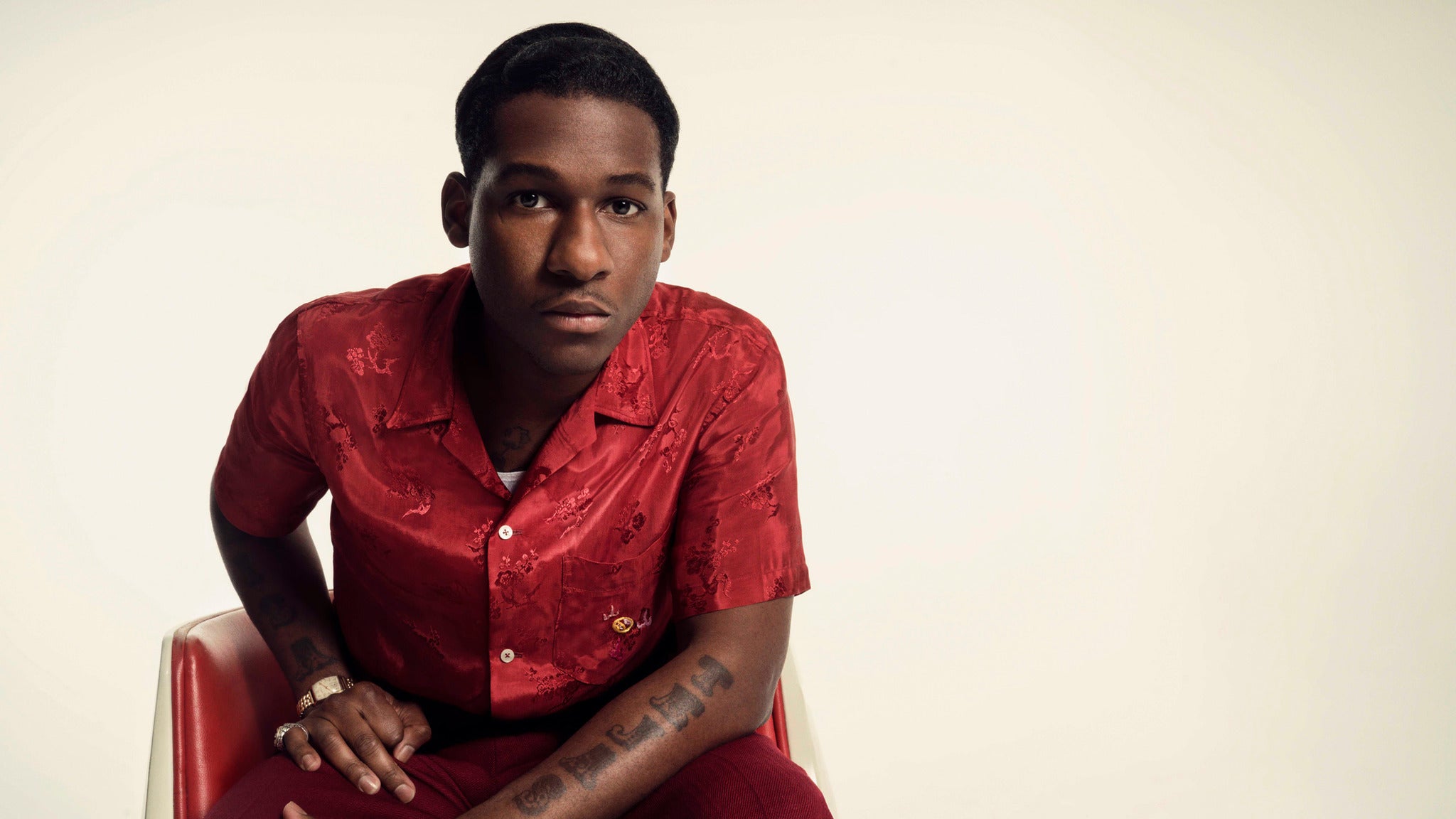 Leon Bridges posing in a red shirt HD Wallpaper