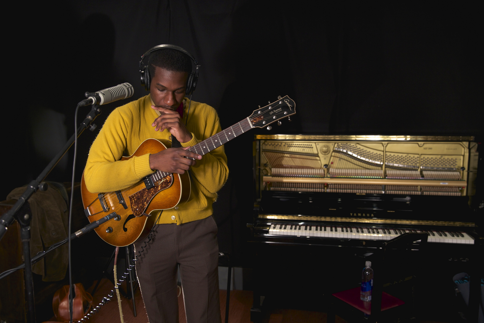 Leon Bridges playing guitar in studio with piano HD Wallpaper