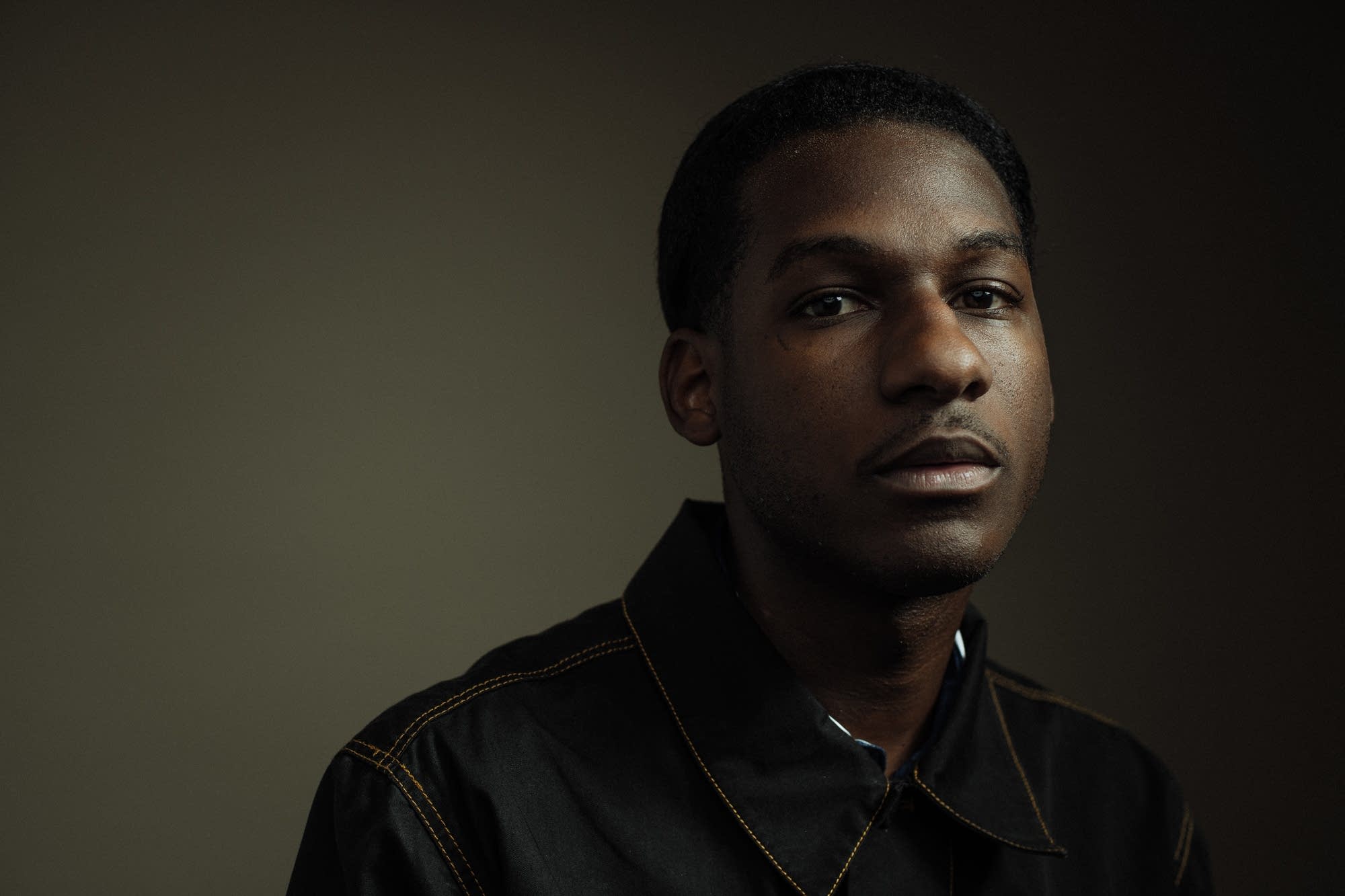 Close-up portrait of Leon Bridges HD Wallpaper