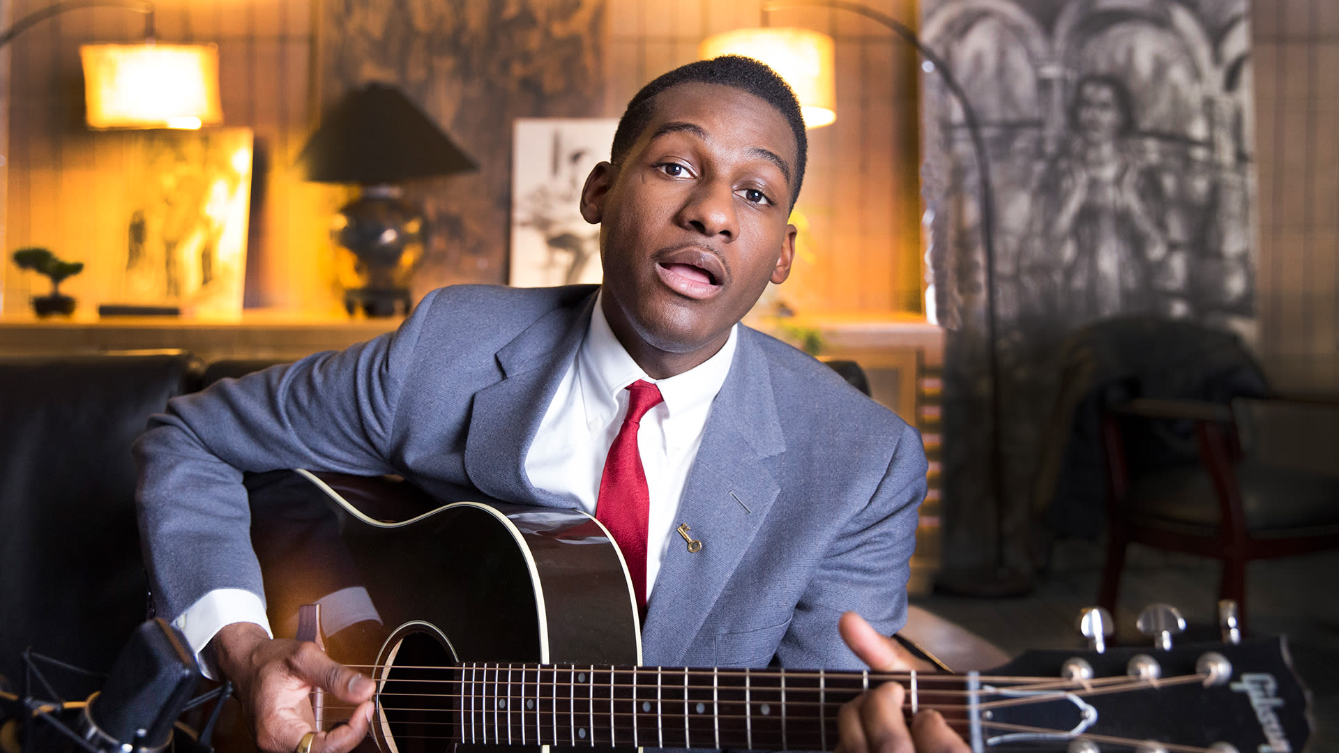 Leon Bridges singing and playing acoustic guitar HD Wallpaper