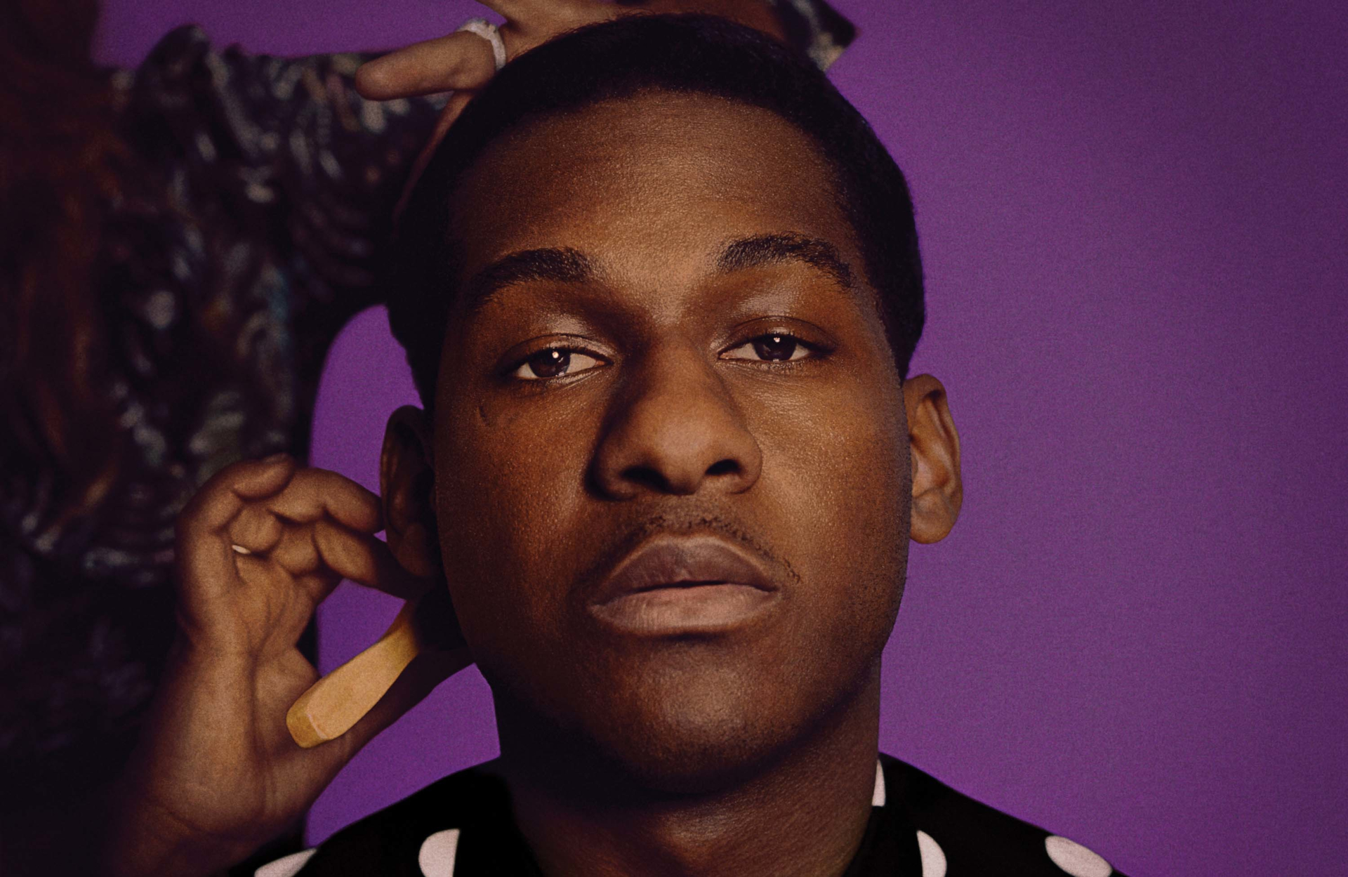 Leon Bridges portrait with comb on purple background HD Wallpaper