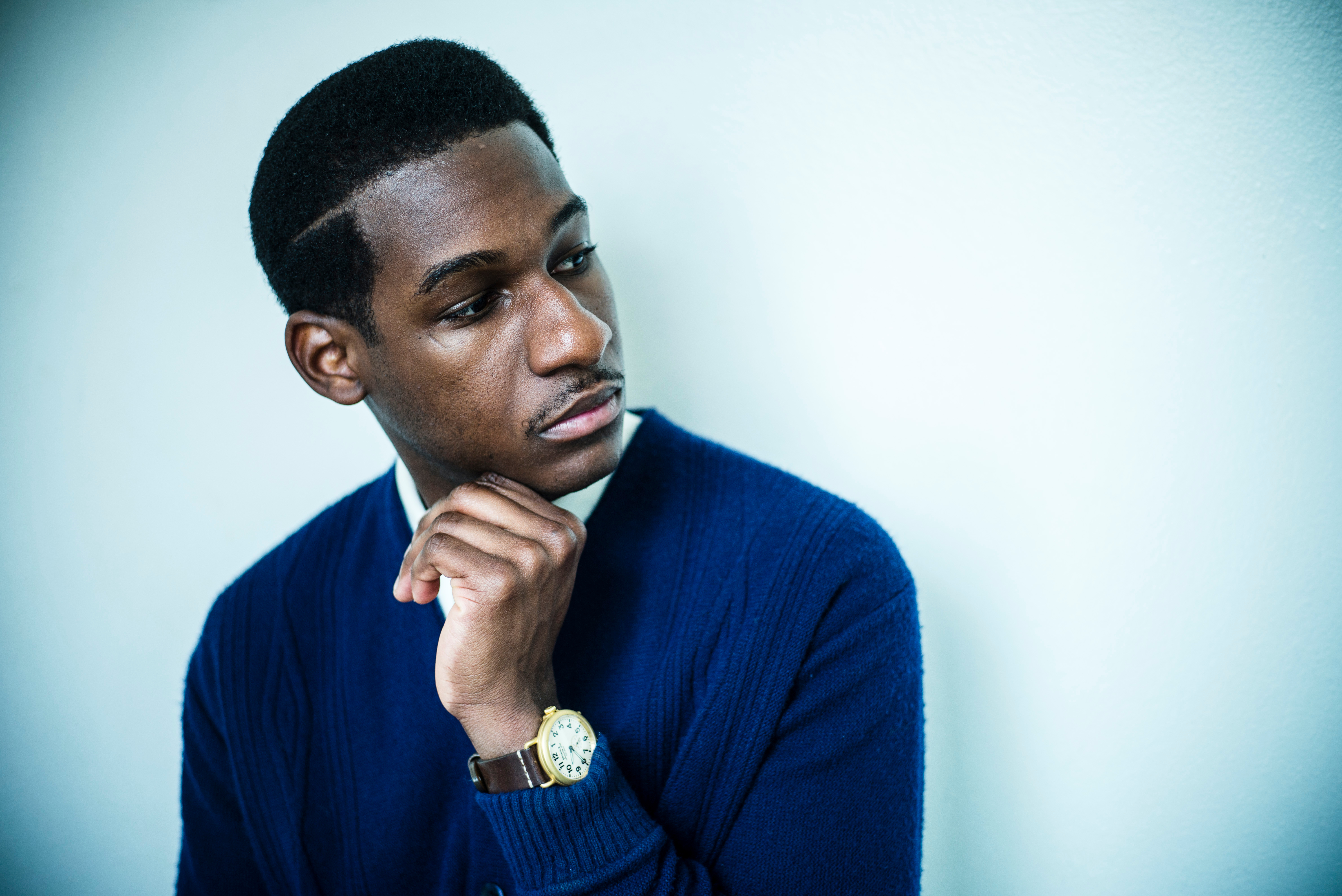 Leon Bridges looking thoughtful in blue cardigan HD Wallpaper