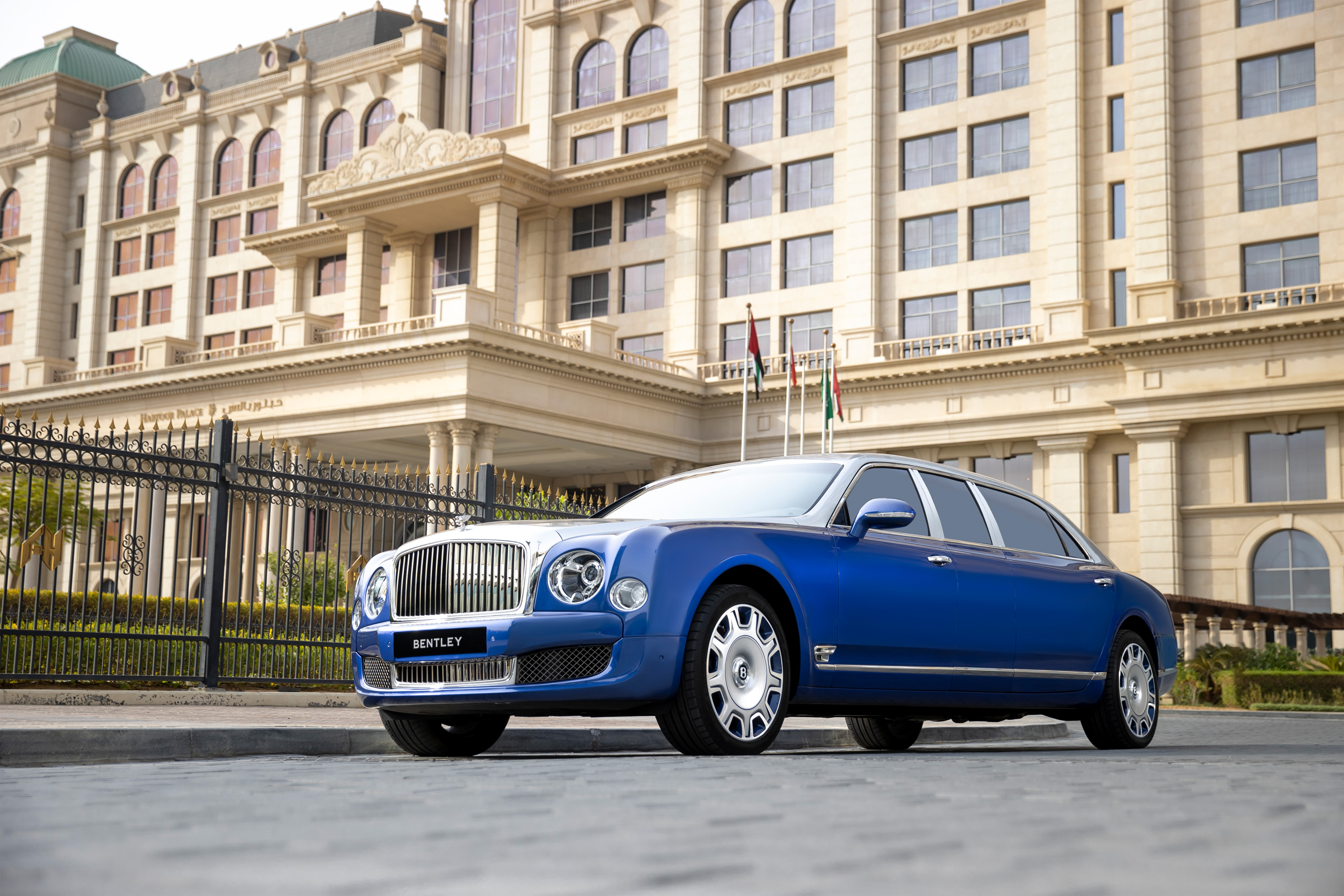 Bentley Mulsanne Grand Limousine by Mulliner at a grand palace HD Wallpaper